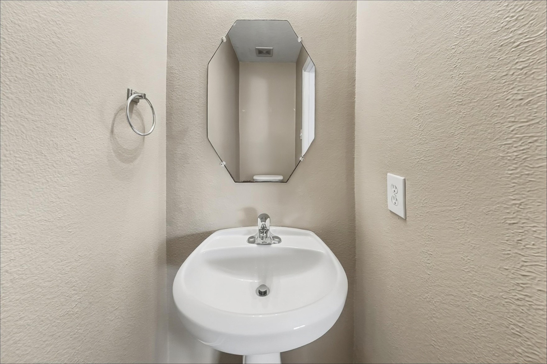 1711 Mickle Creek Drive Property Photo 7