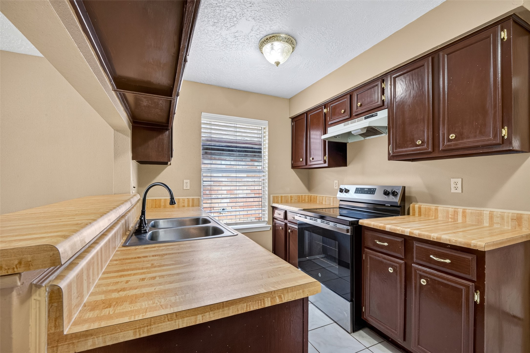 1379 Wrotham Lane Property Photo 11