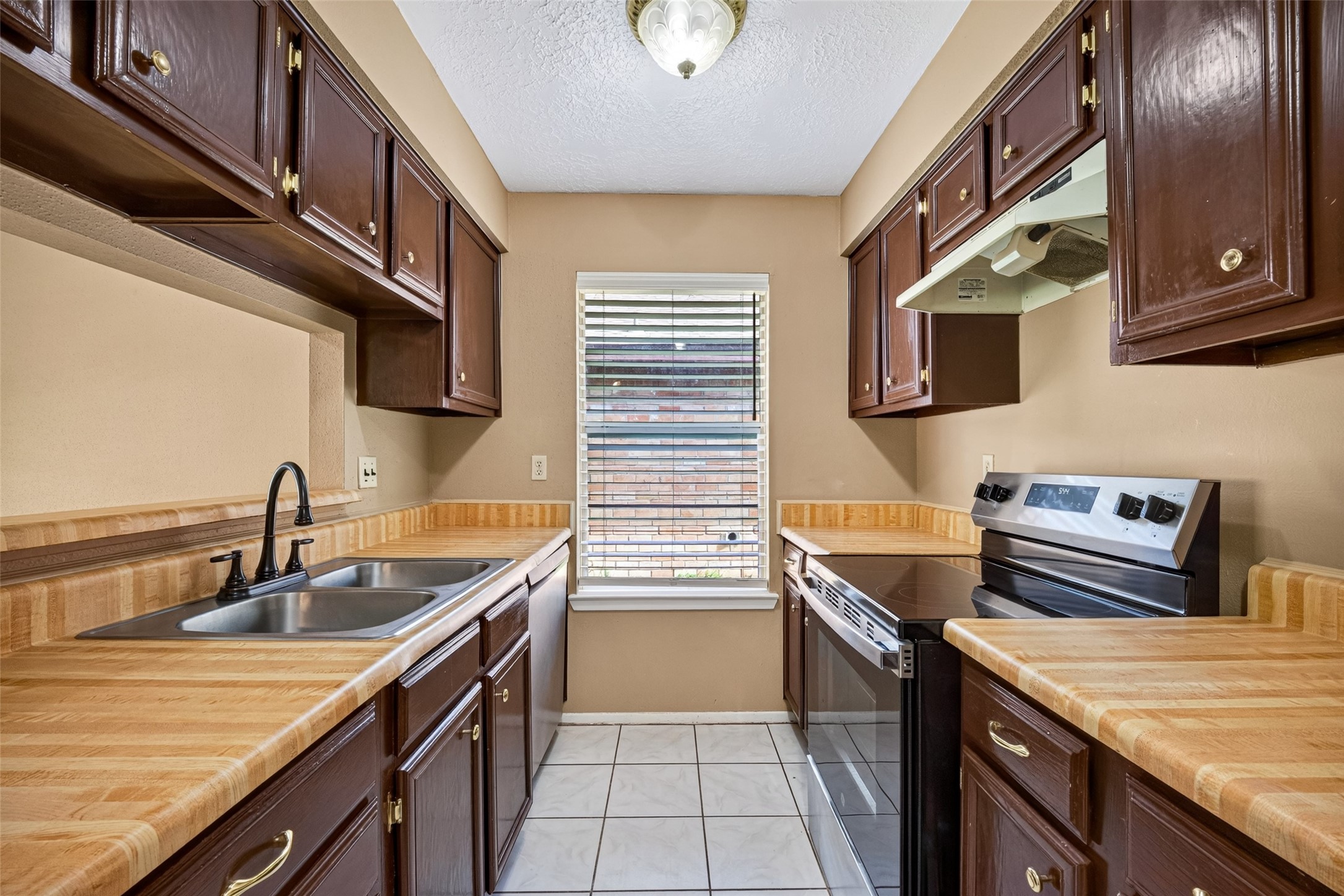1379 Wrotham Lane Property Photo 12