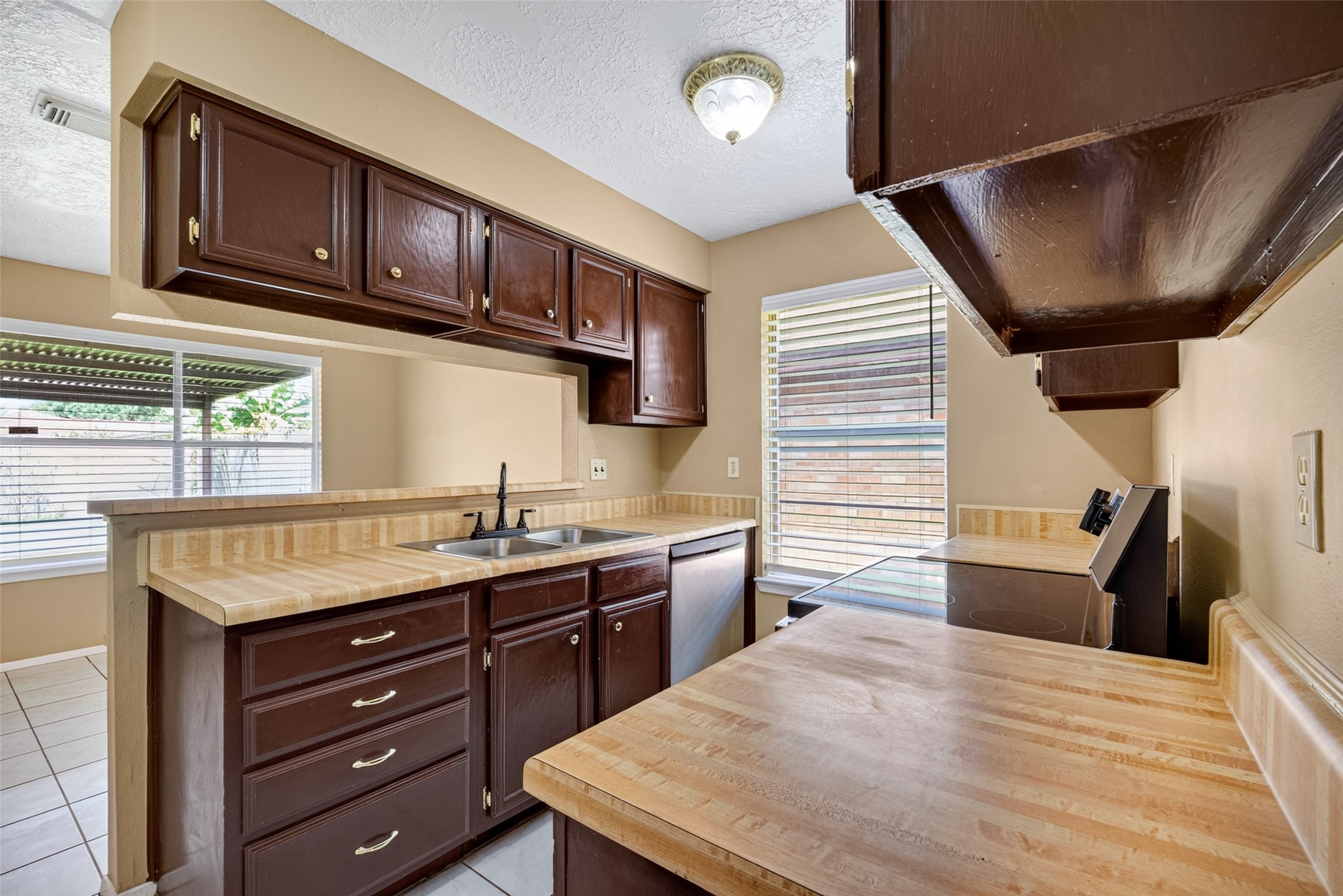 1379 Wrotham Lane Property Photo 14