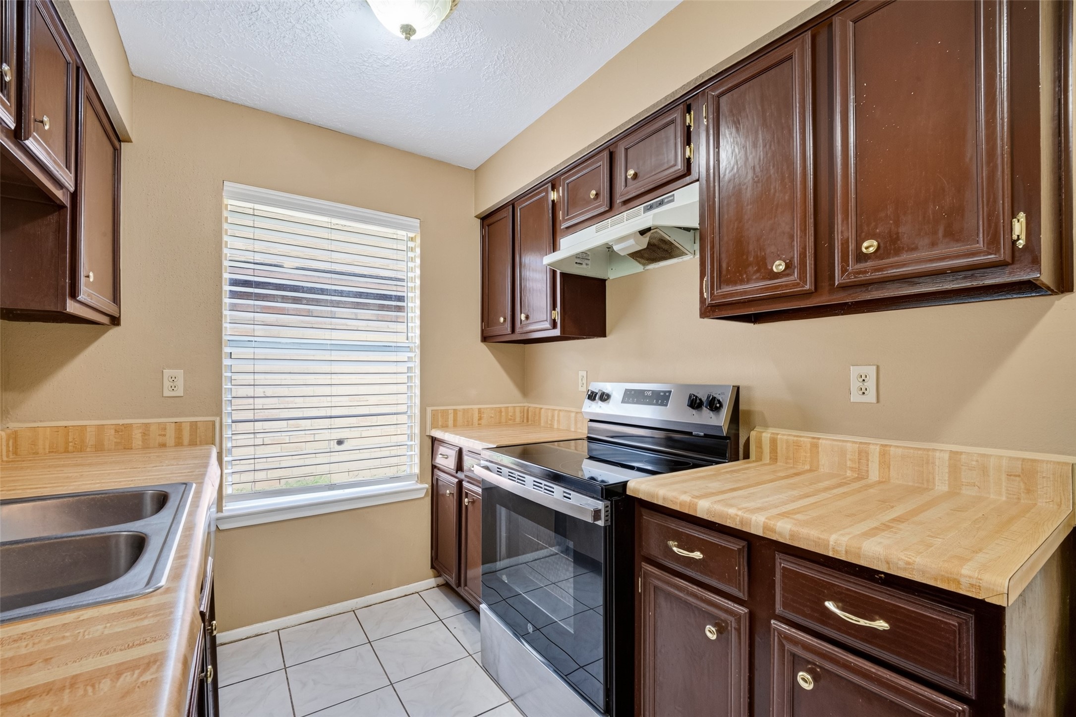 1379 Wrotham Lane Property Photo 15