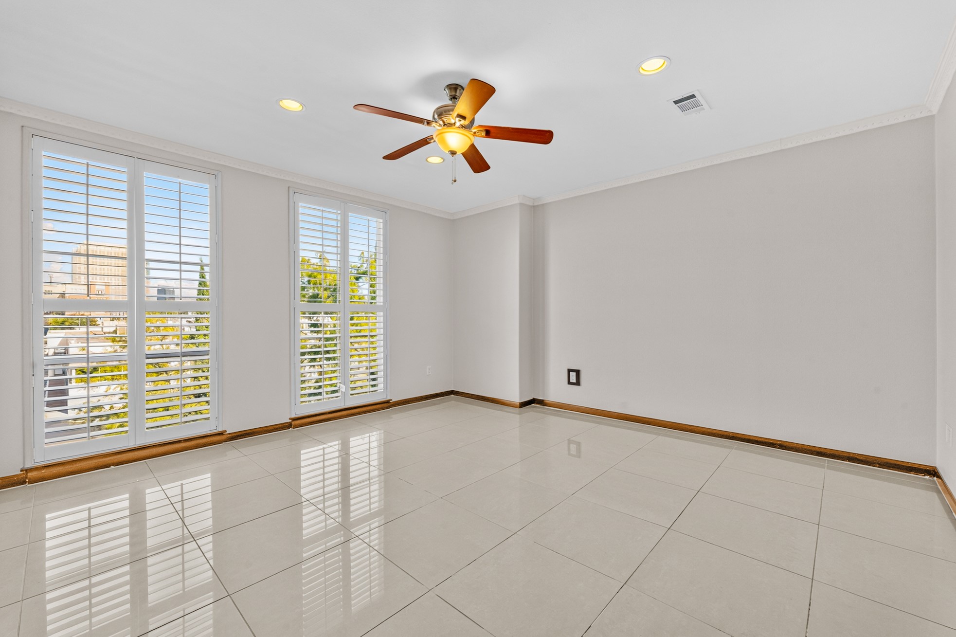 6018 Kirby Drive Property Photo 8