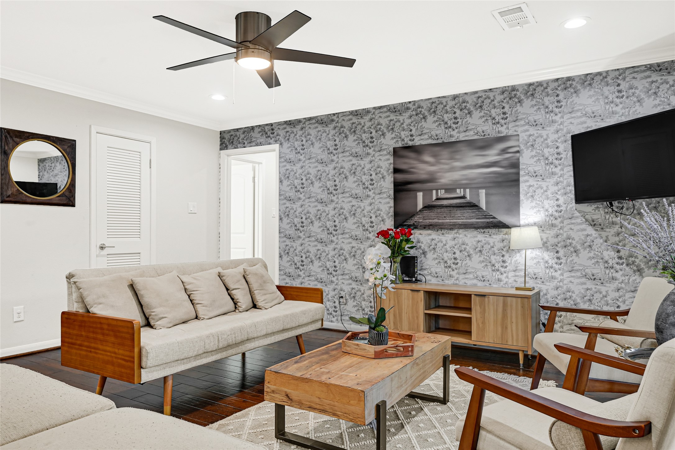 5534 Loch Lomond Drive Property Photo 3
