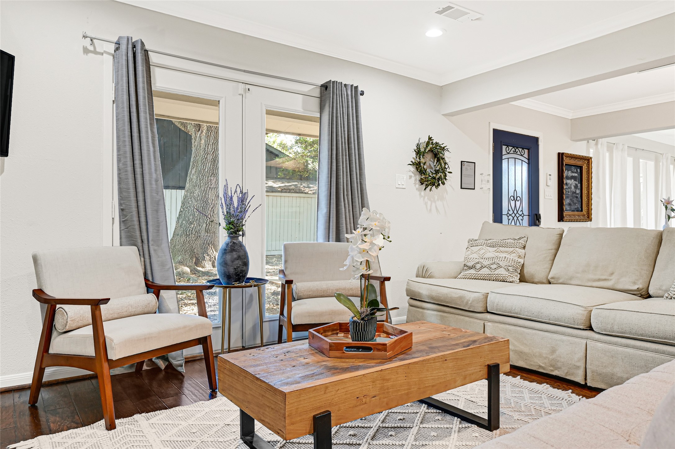 5534 Loch Lomond Drive Property Photo 4