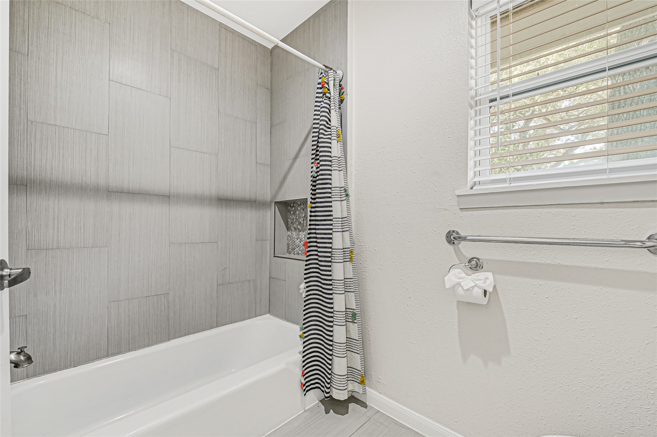 5534 Loch Lomond Drive Property Photo 27