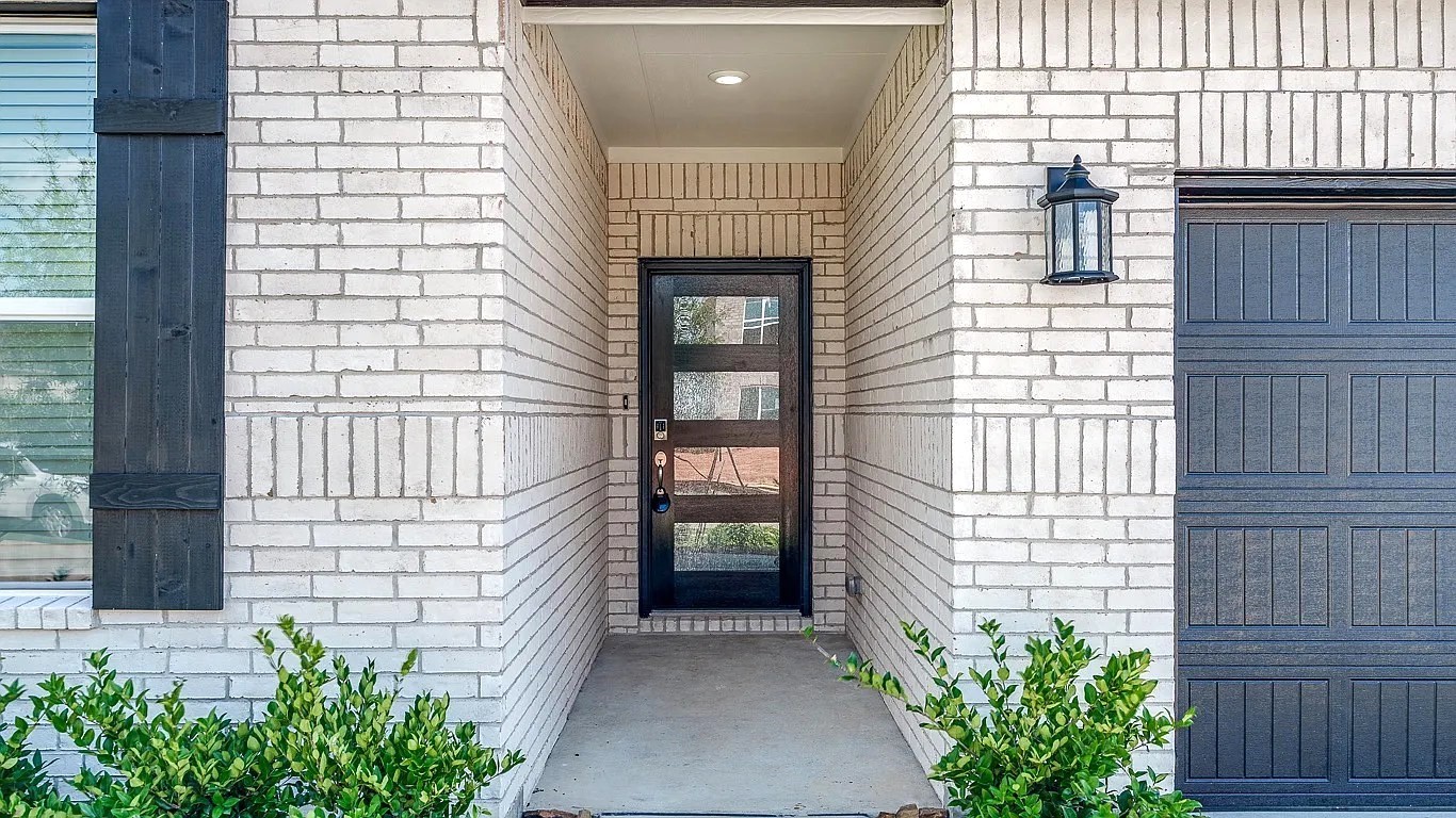 27327 Blue Pool Drive Property Photo 8