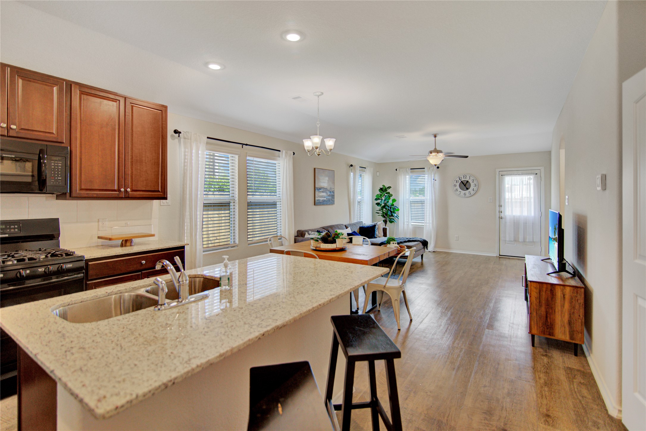14032 Amelia Drive Property Photo 3