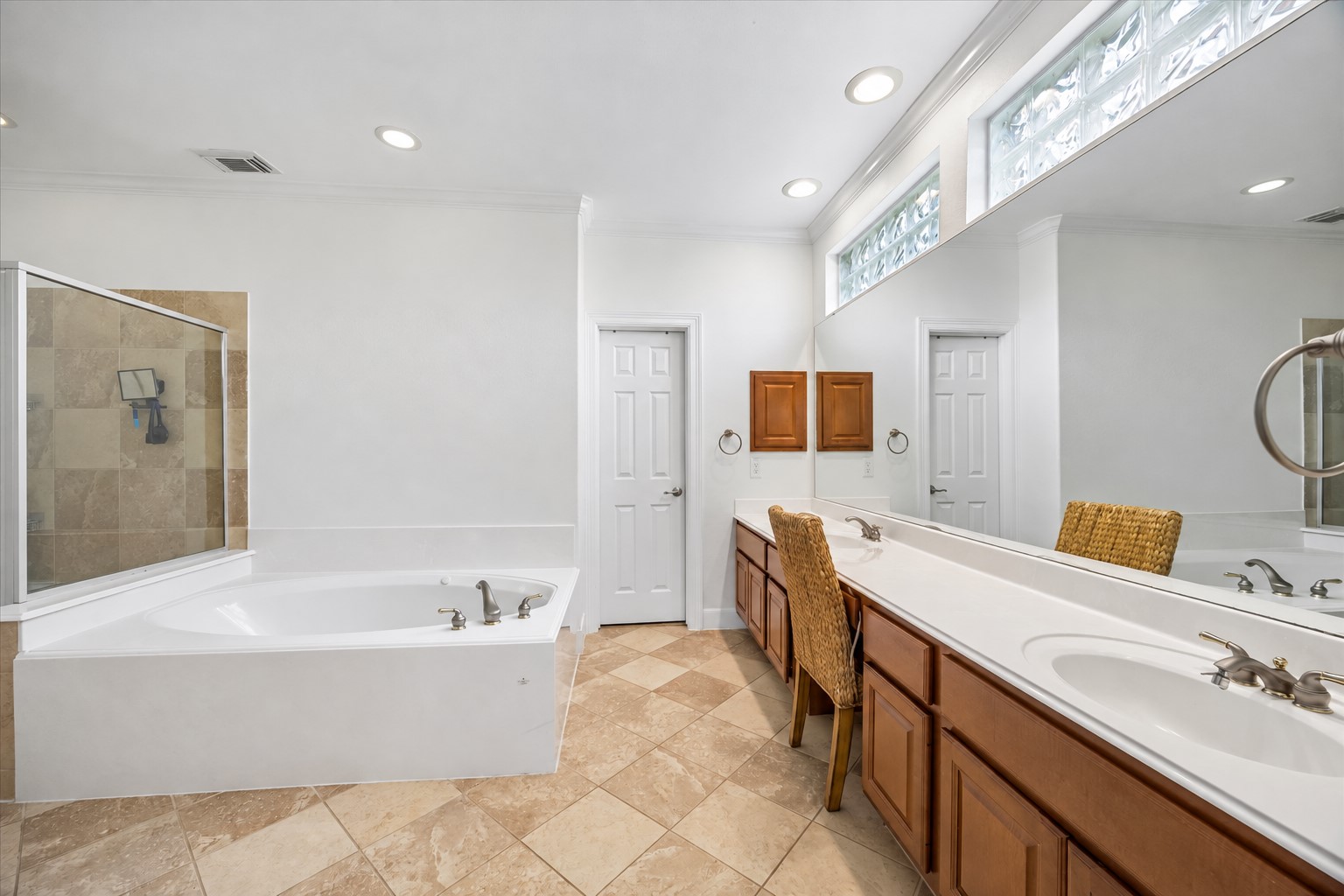 8111 Highland Green Drive Property Photo 18