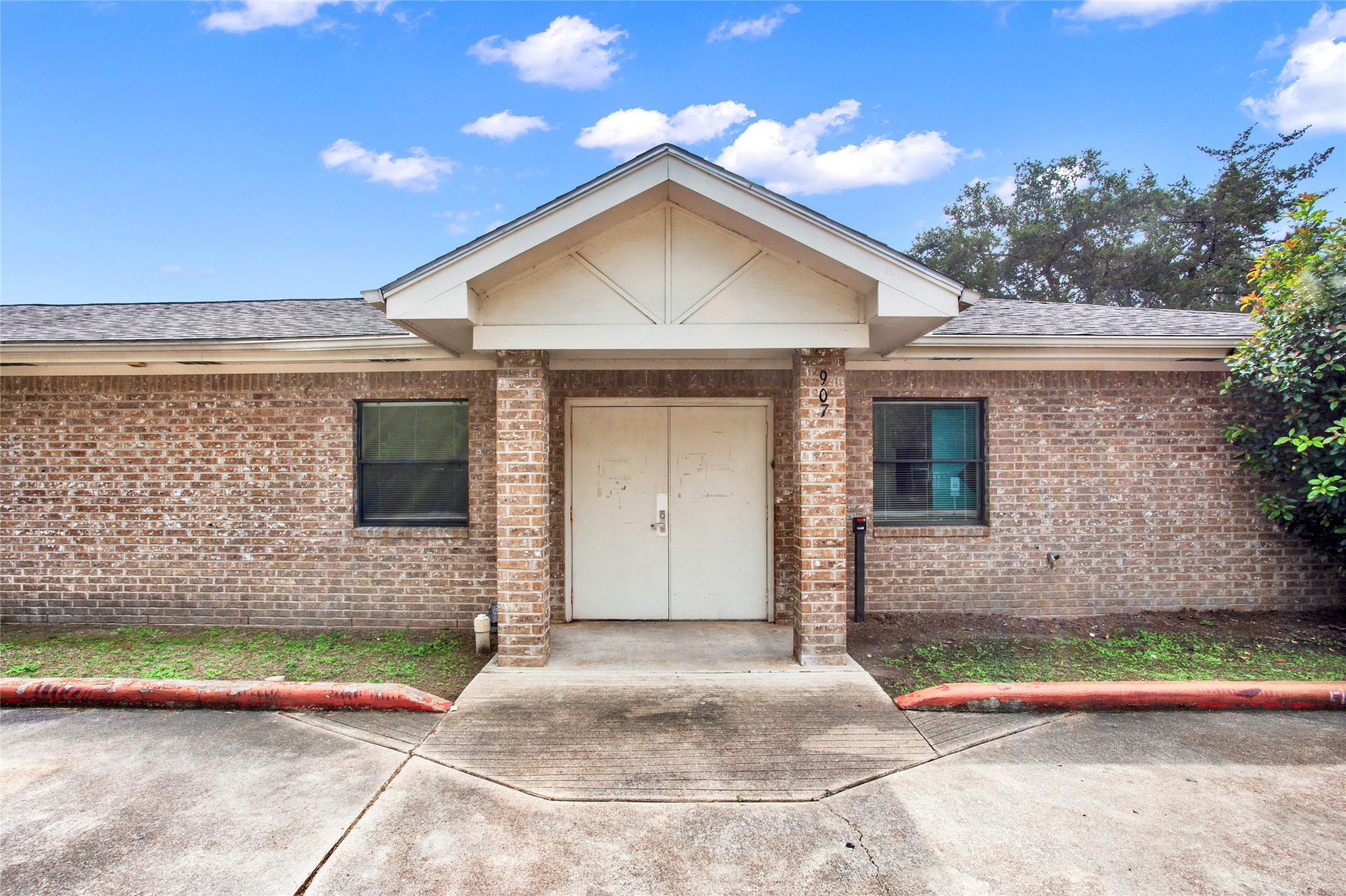 907 Cedar Lawn Drive Property Photo 32