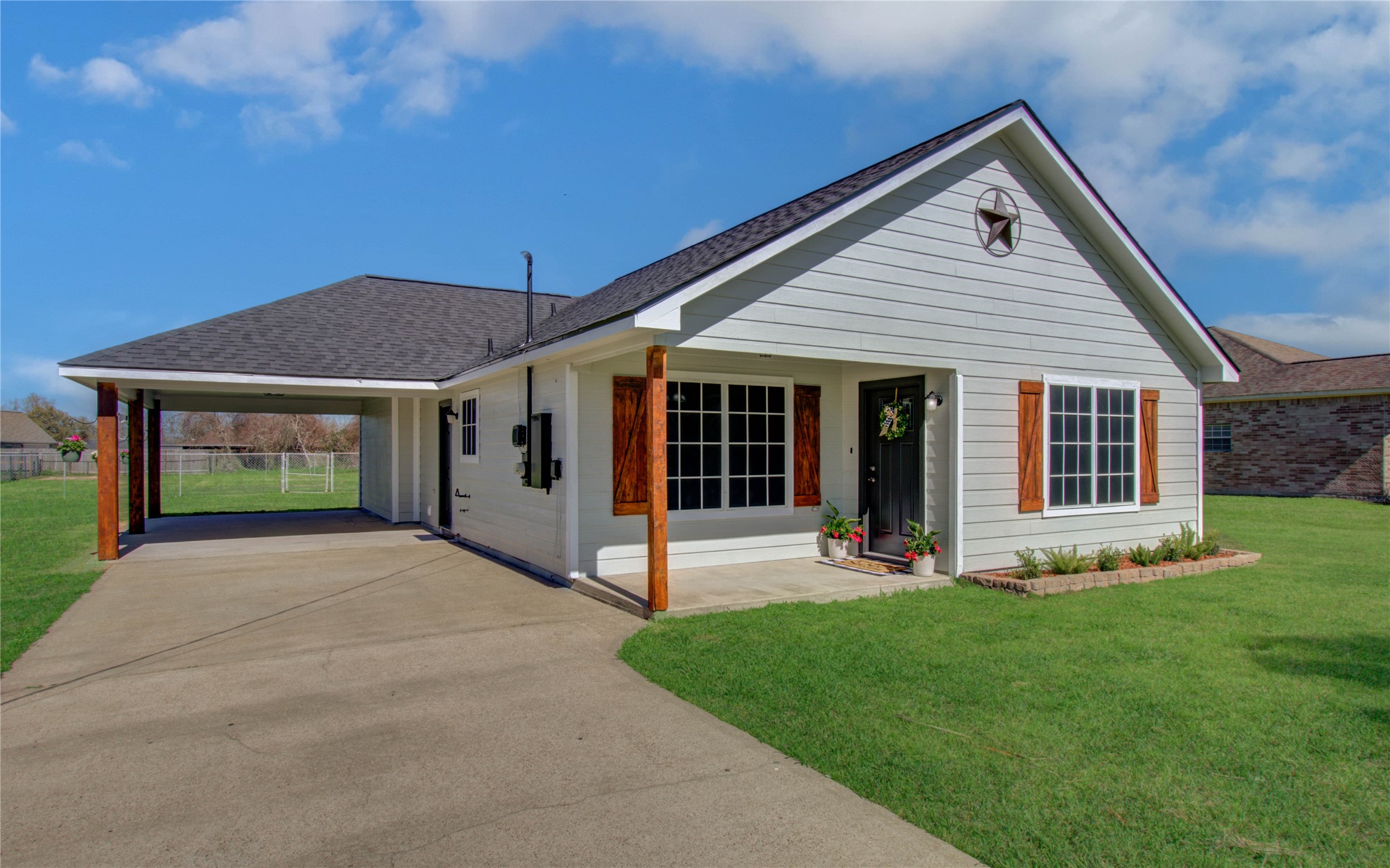 15207 Hummingbird Street Property Photo