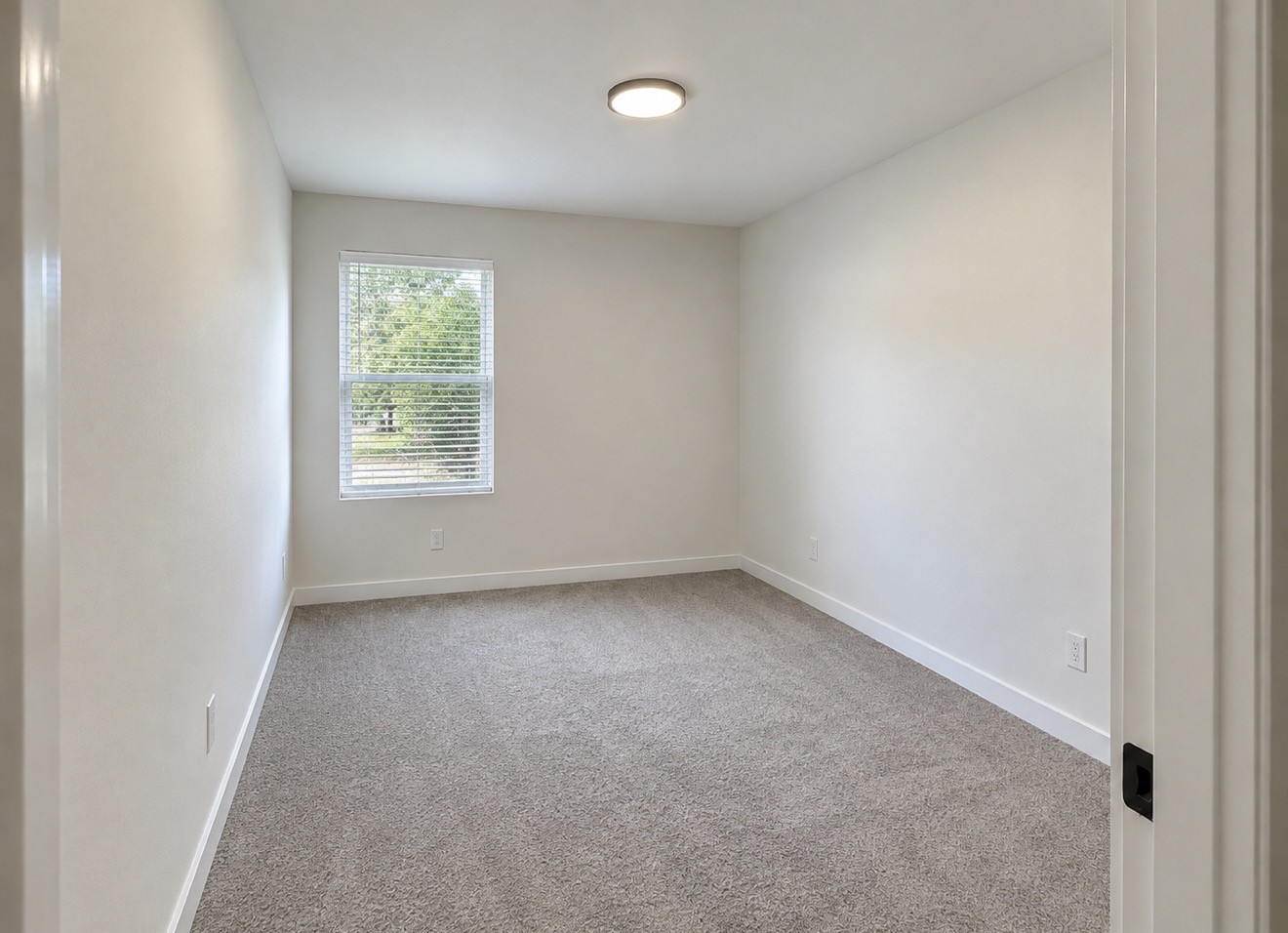 305 E Defee Avenue Property Photo 9