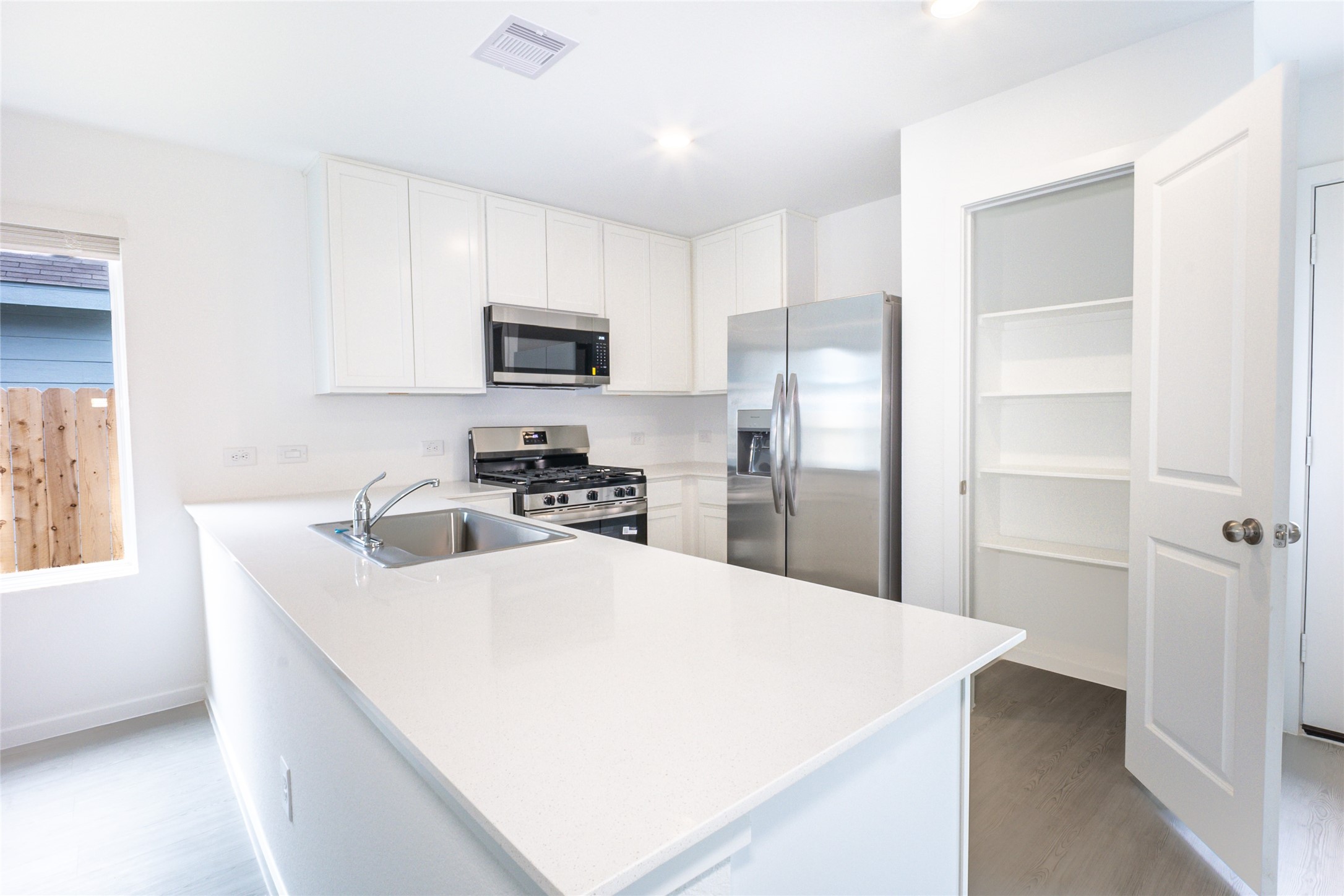 15724 Plum Brook Drive Property Photo 3