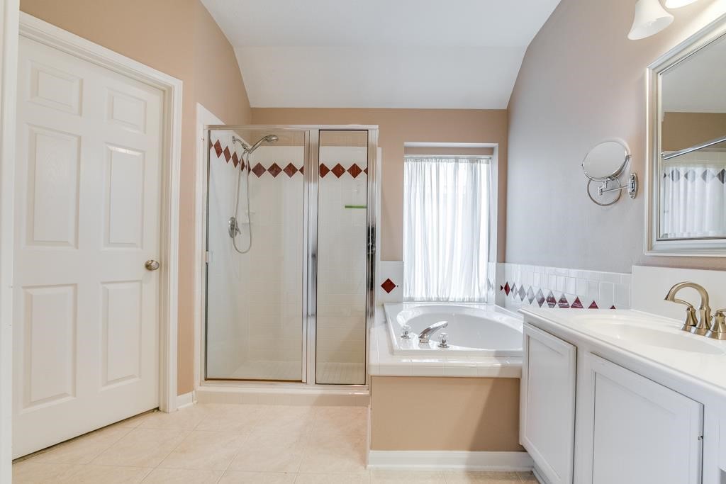 1718 Bumelia Court Property Photo 13