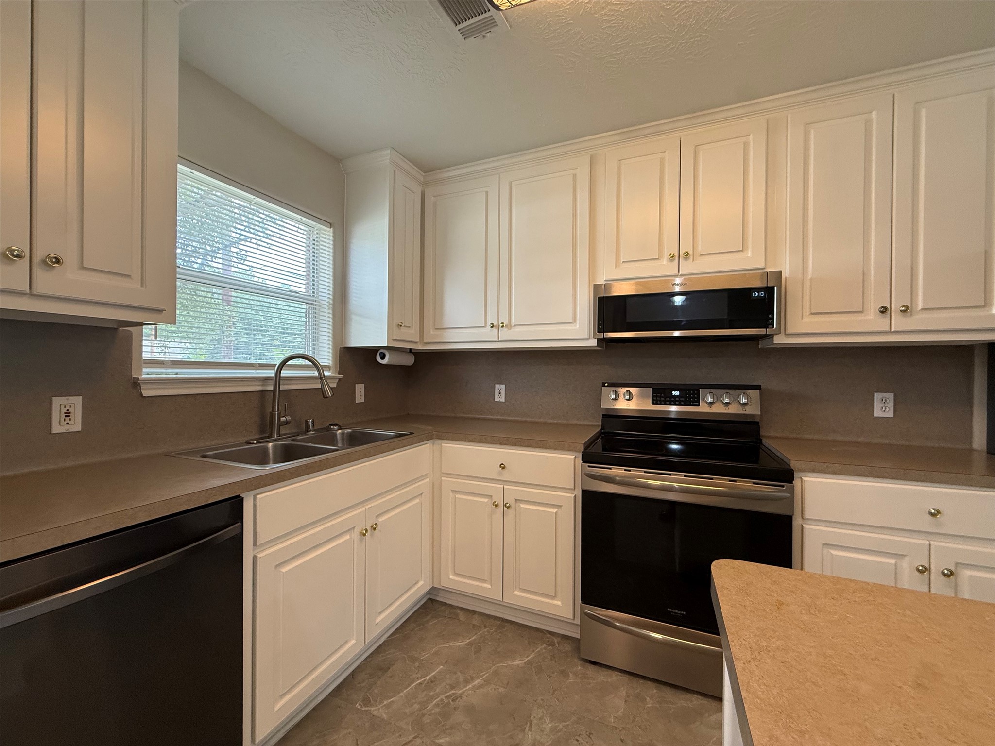 16400 Many Trees Lane Property Photo 10