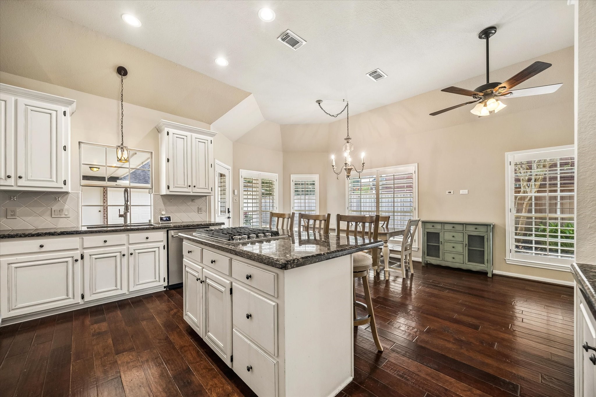30 Saint Simons Court Property Photo 11