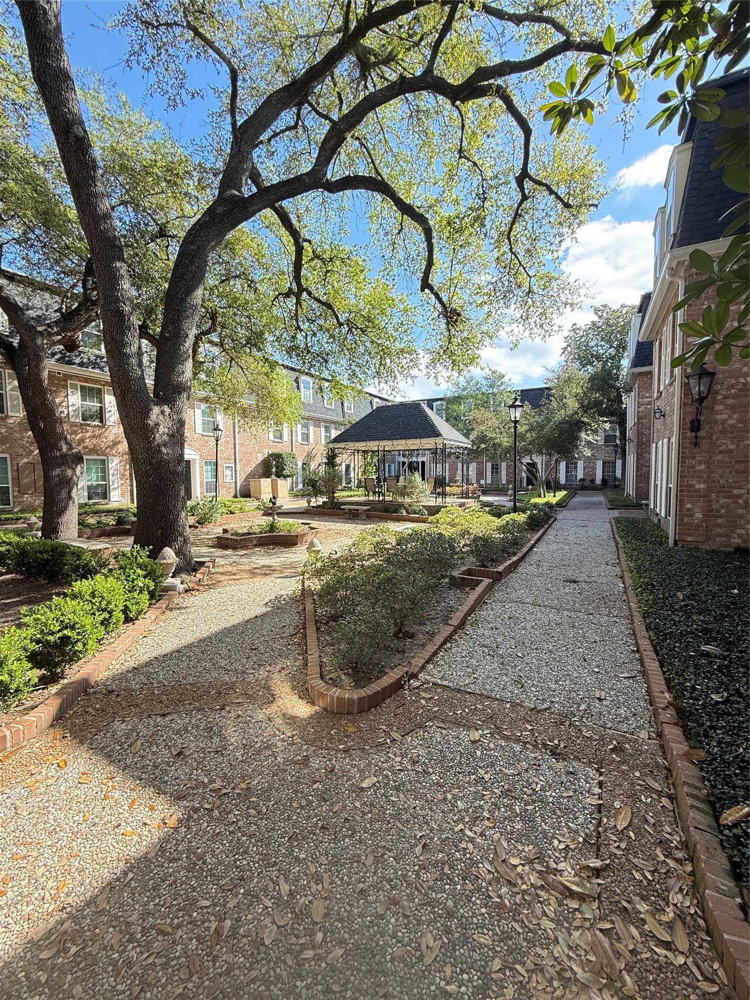 357 N Post Oak Lane 207 Property Photo 5