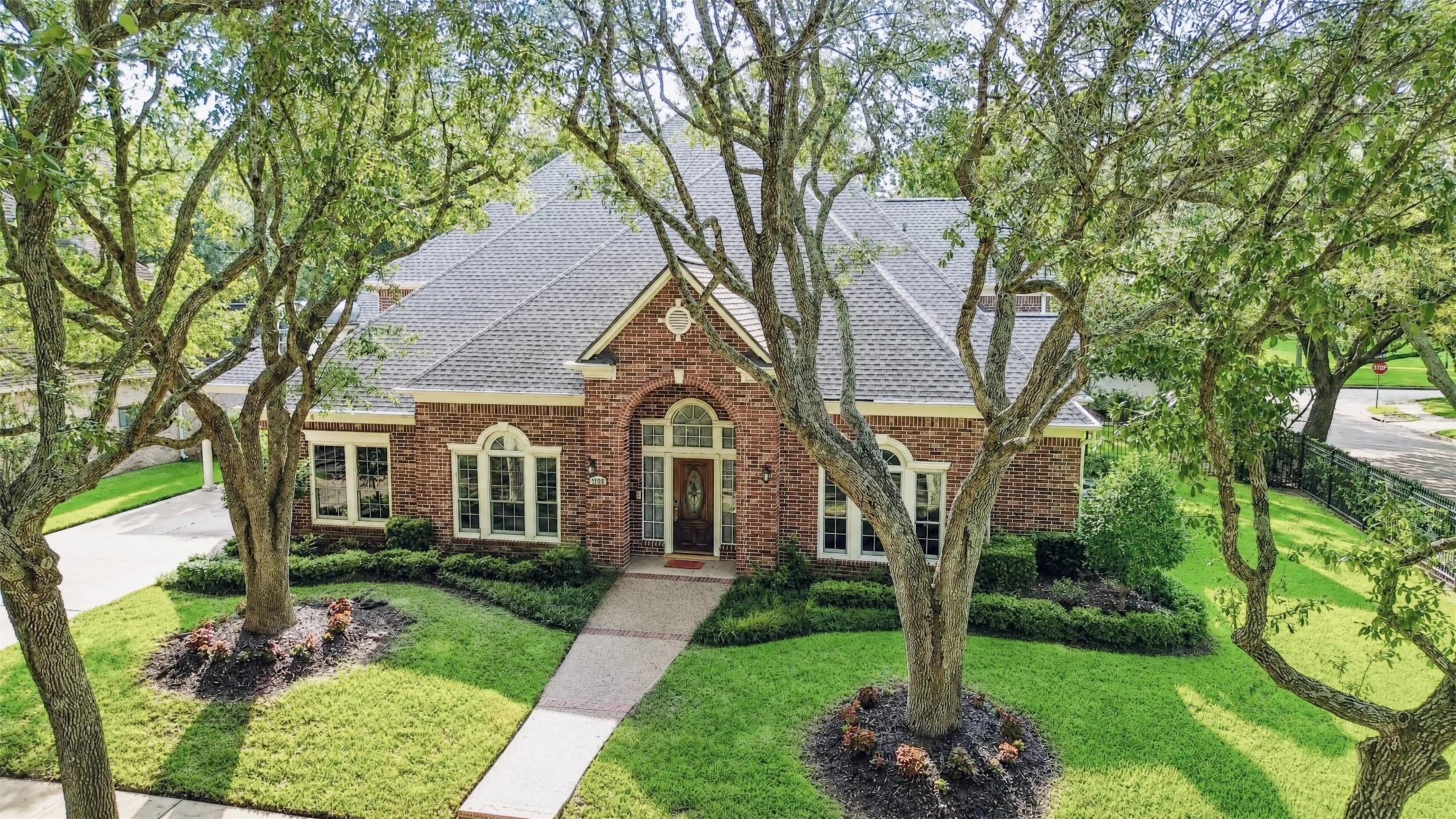 2702 Briar Knoll Court Property Photo 2