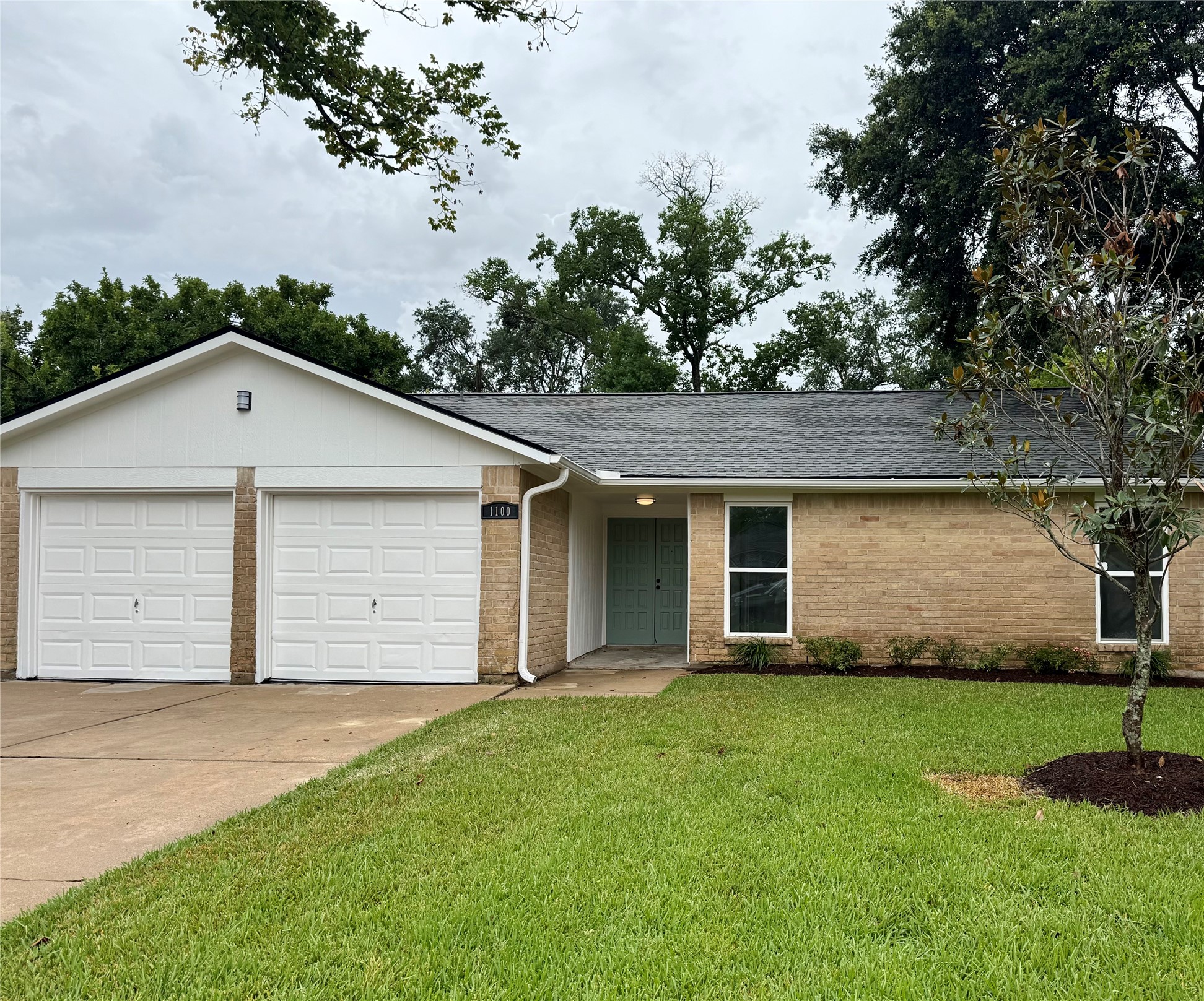 1100 N Heron Drive Property Photo 1