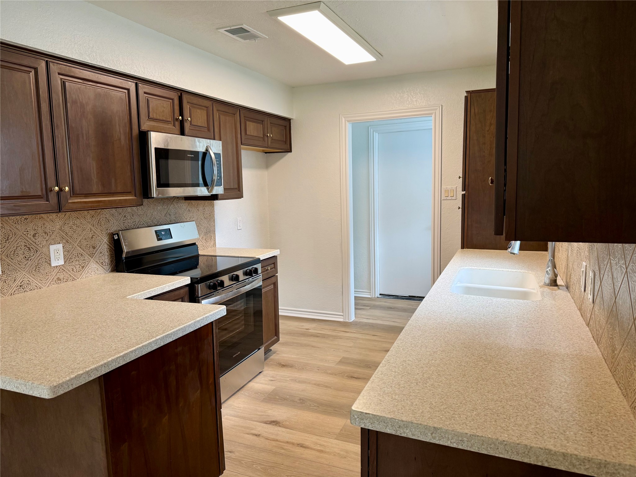 1100 N Heron Drive Property Photo 2