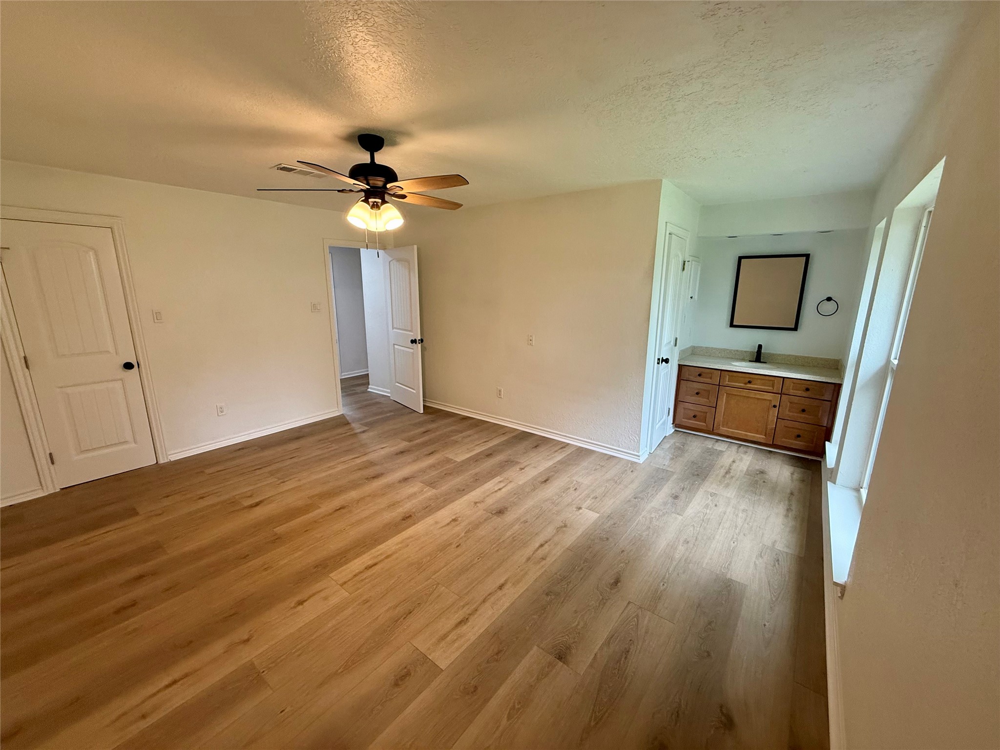 1100 N Heron Drive Property Photo 4