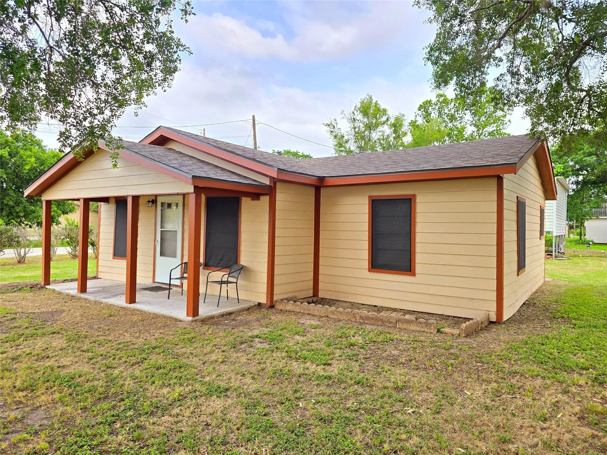 402 Avenue G E Property Photo 1