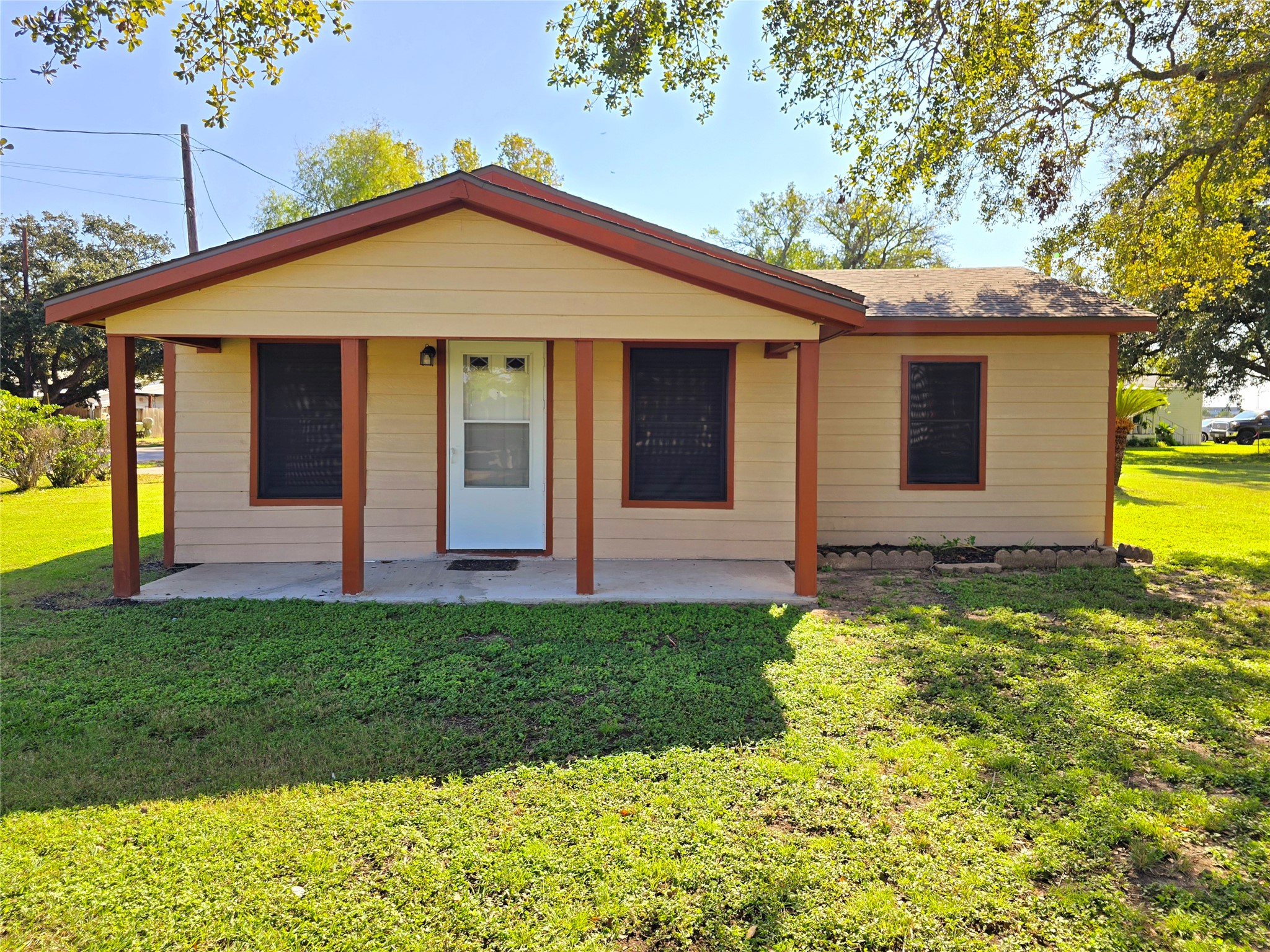 402 Avenue G E Property Photo 2