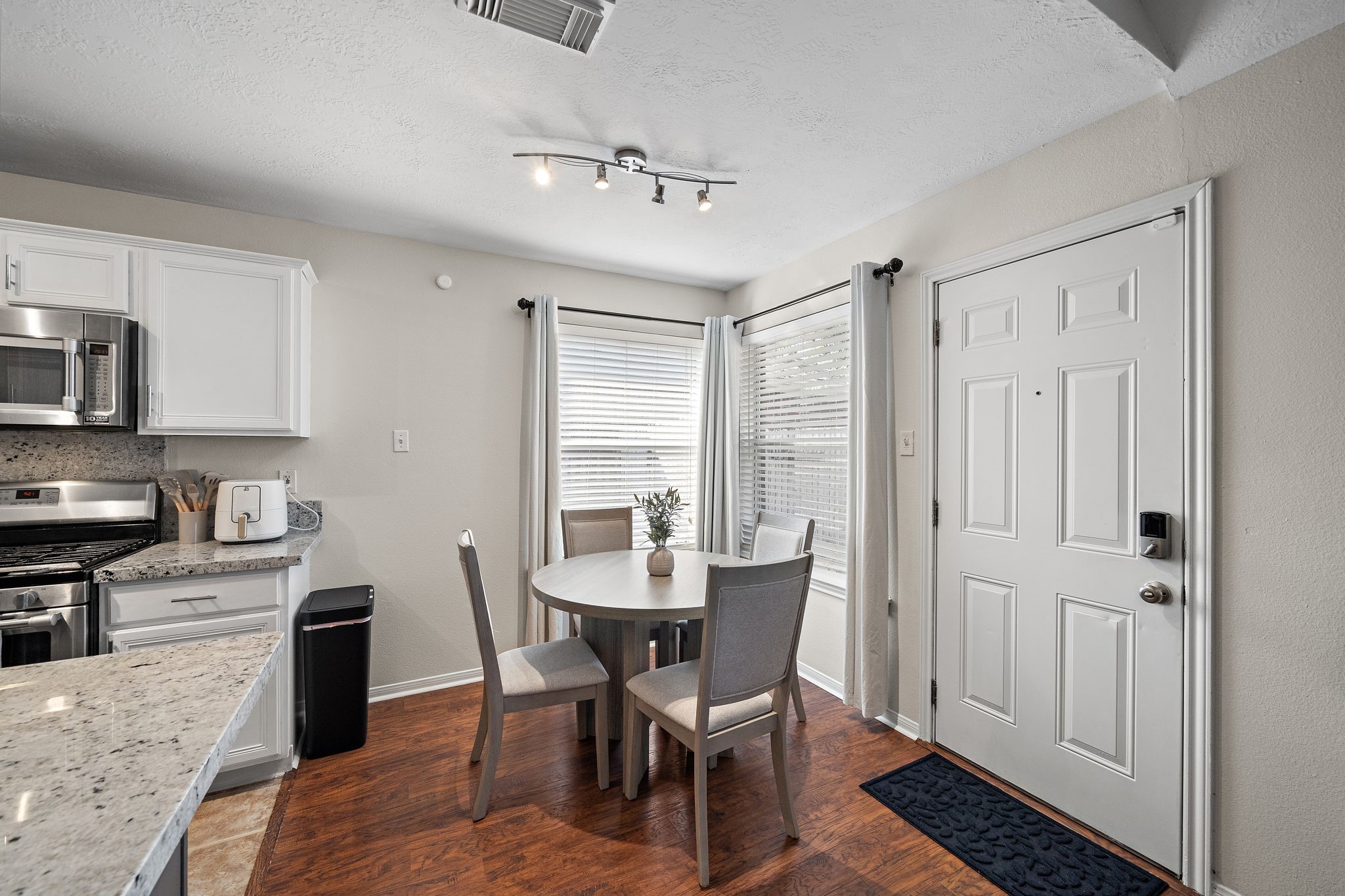 18315 Beaverdell Drive Property Photo 8
