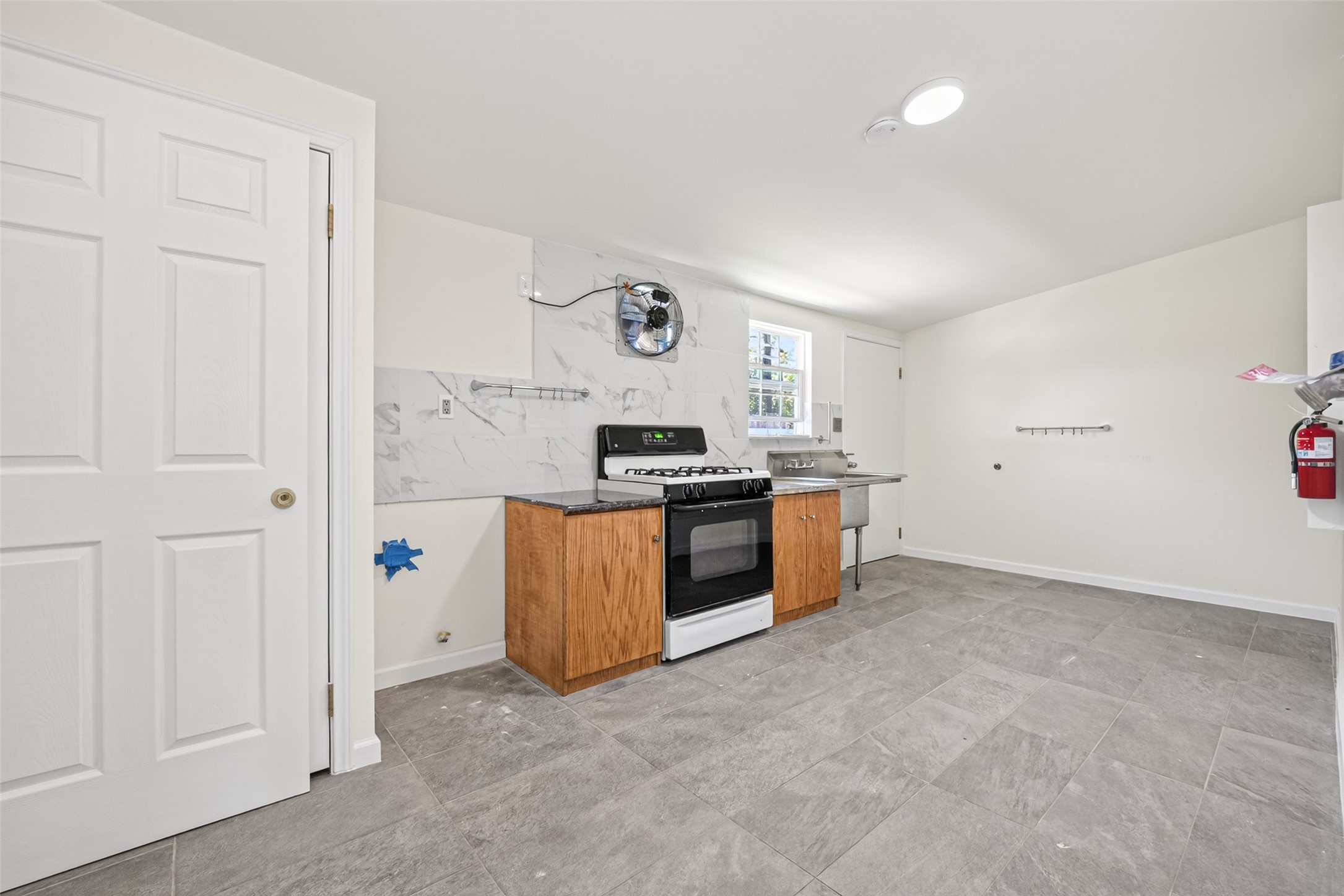 7950 Longridge Drive Property Photo 12