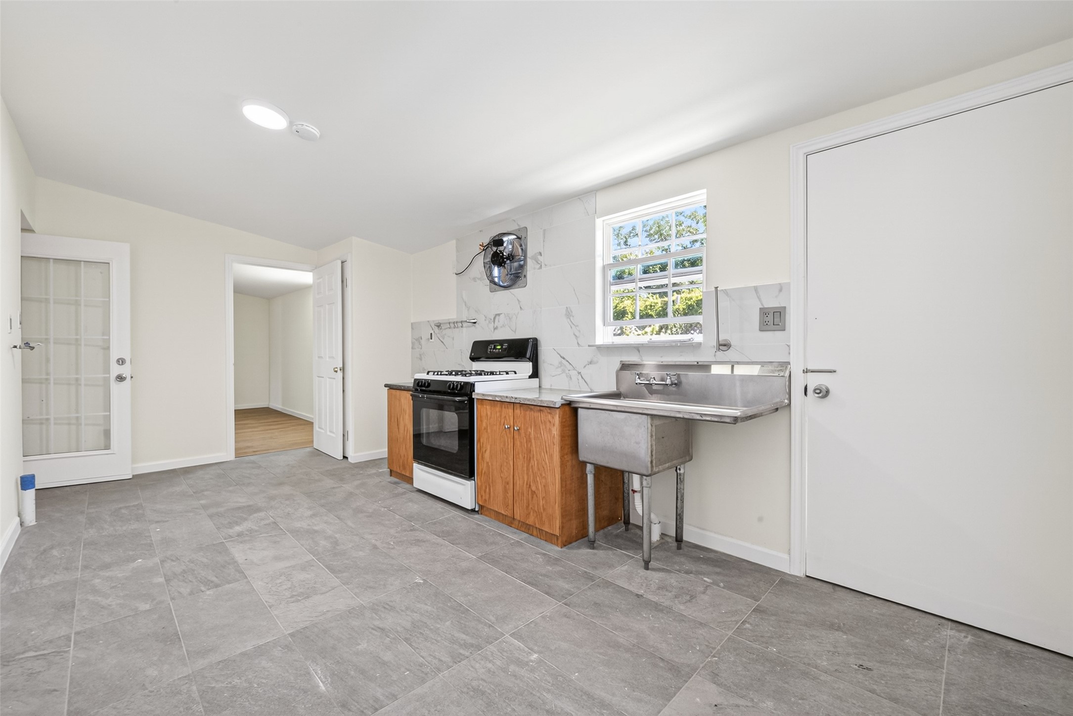 7950 Longridge Drive Property Photo 14