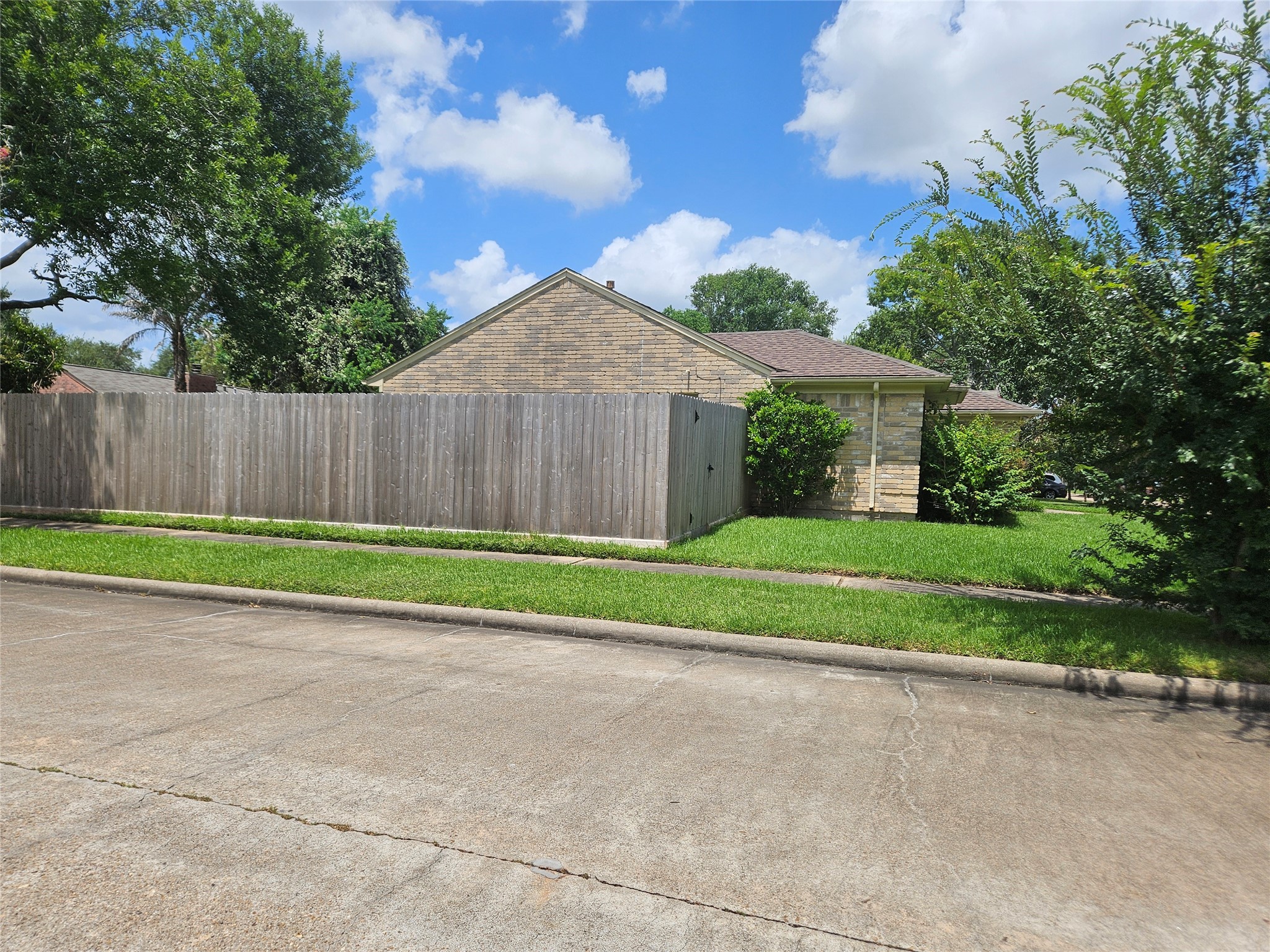 2822 Chimneystone Drive Property Photo 4