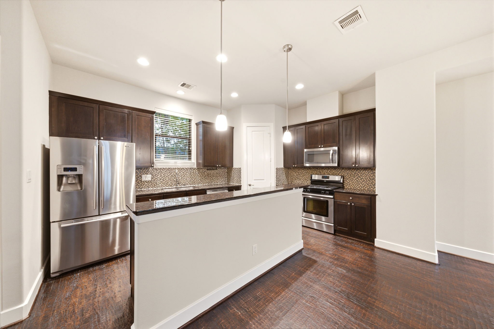 2706 Leeland Street Property Photo 4