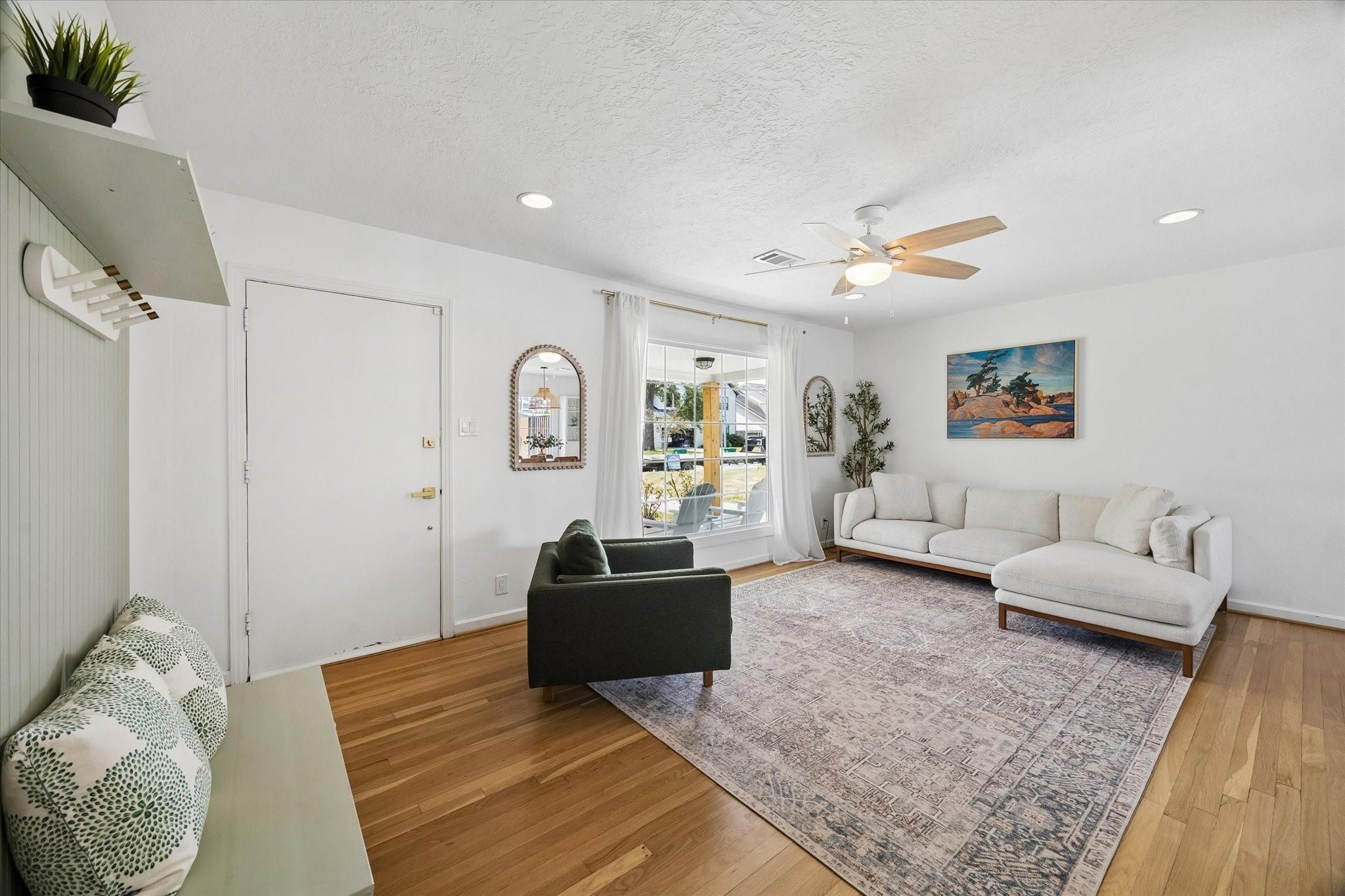 1232 Chantilly Lane Property Photo 3