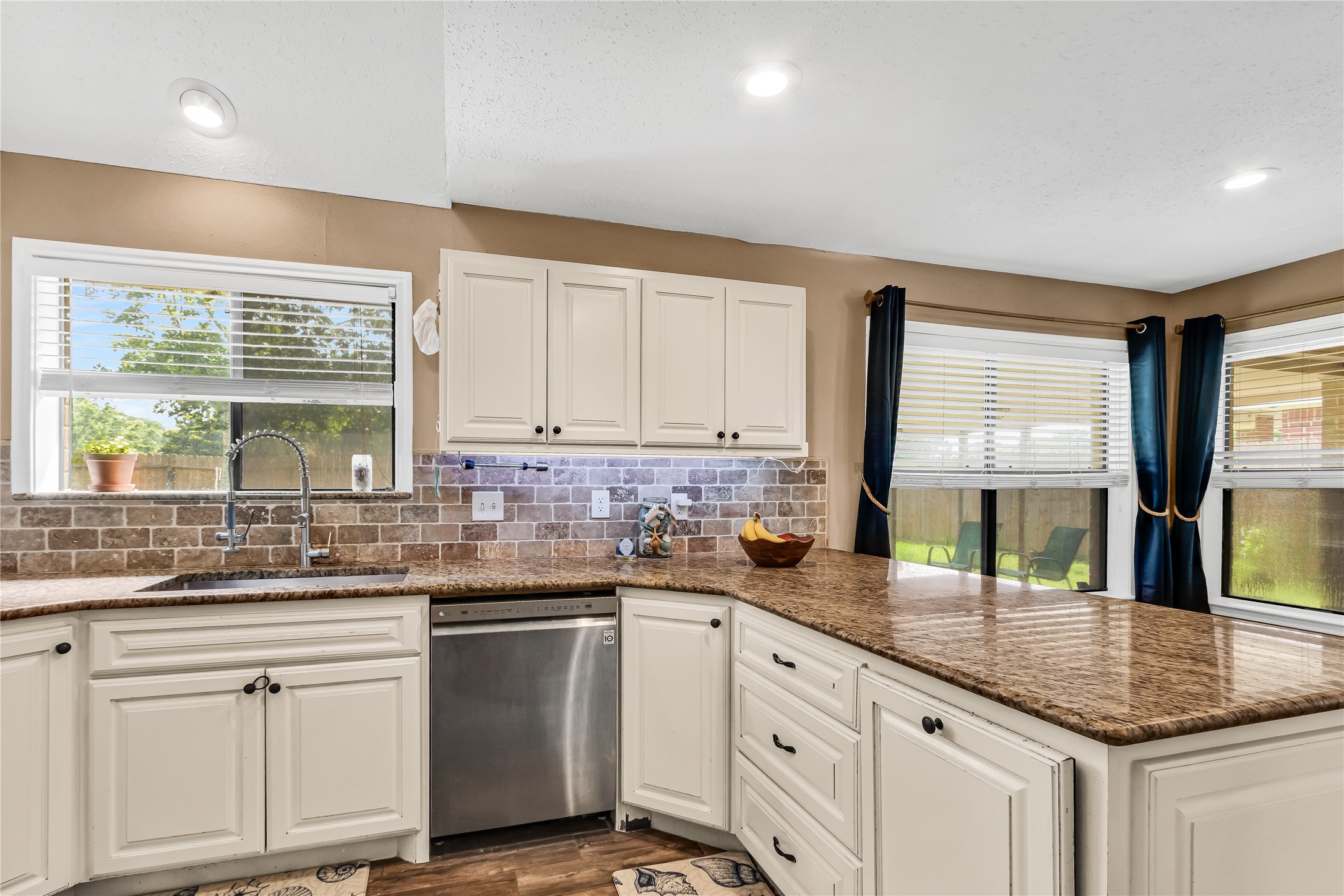 1006 Autumn Court Property Photo 17