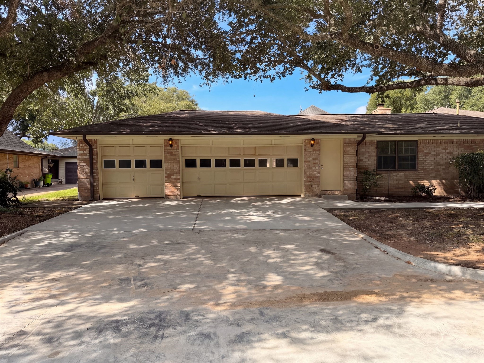 4042 Greenbriar Drive Property Photo 1