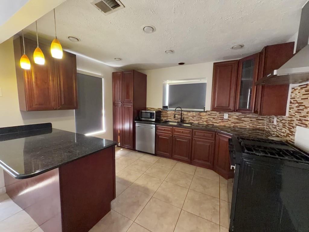 17518 Masonridge Drive Property Photo 9