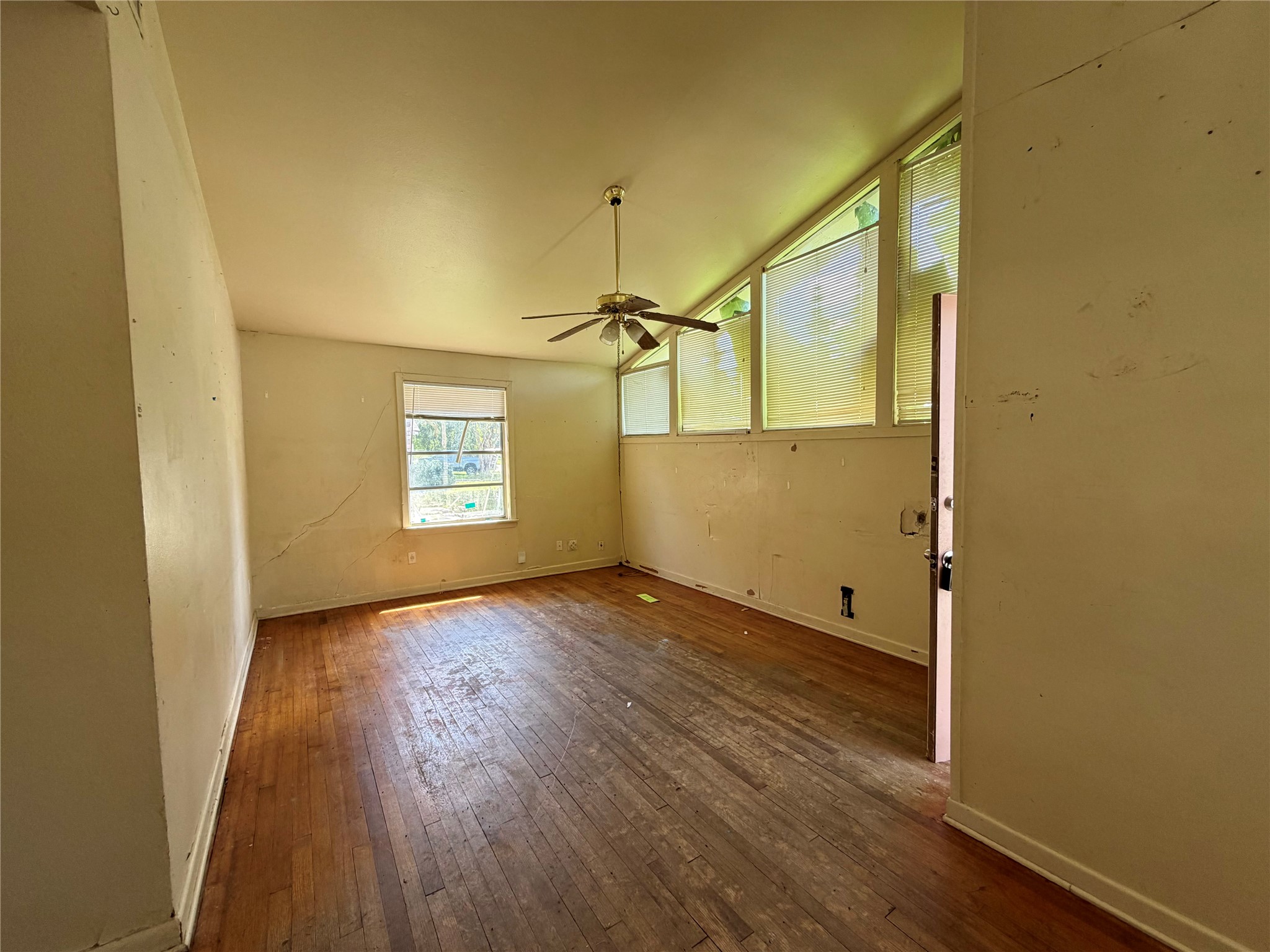 1818 W 11th Street Property Photo 3