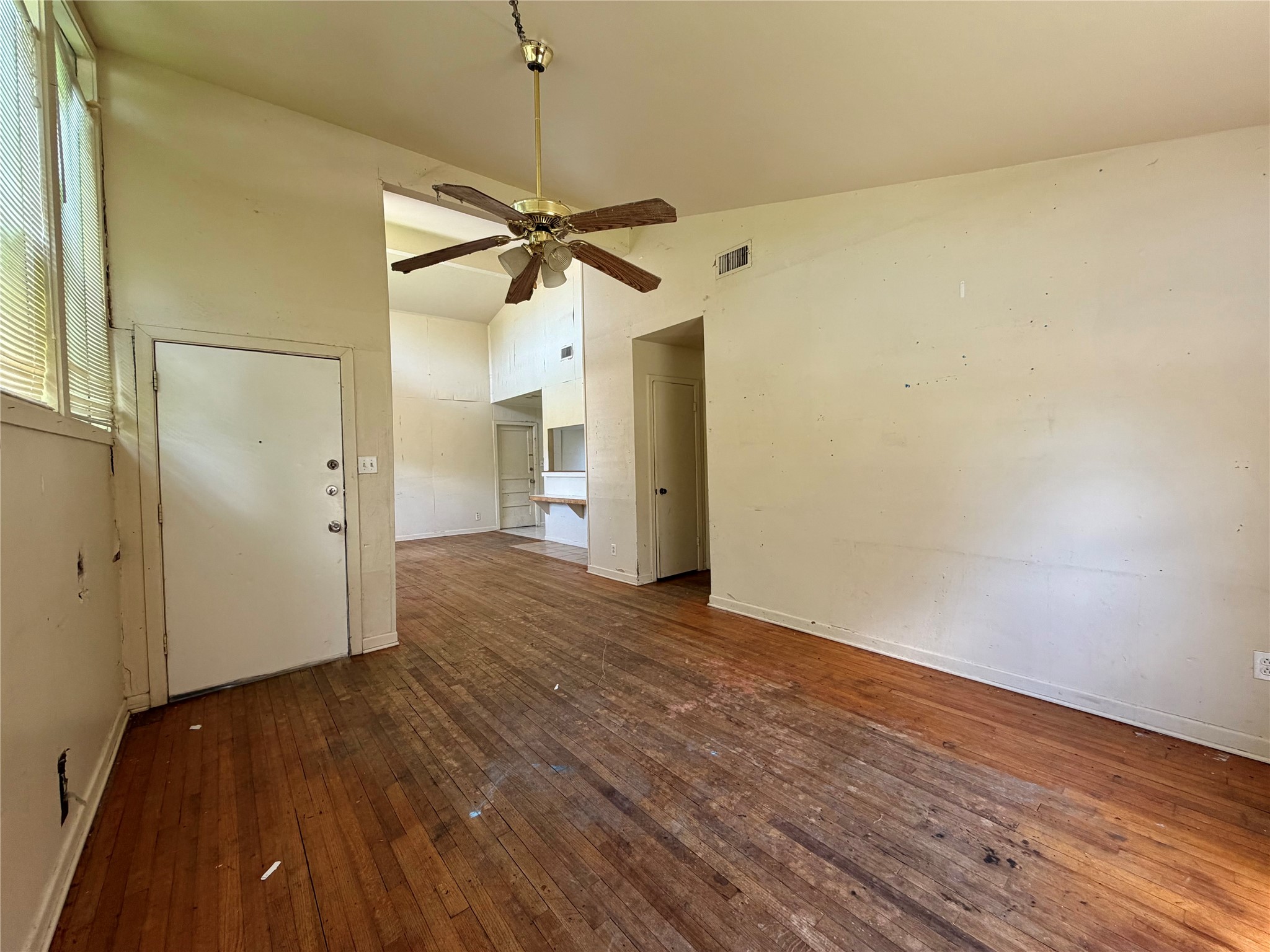 1818 W 11th Street Property Photo 4