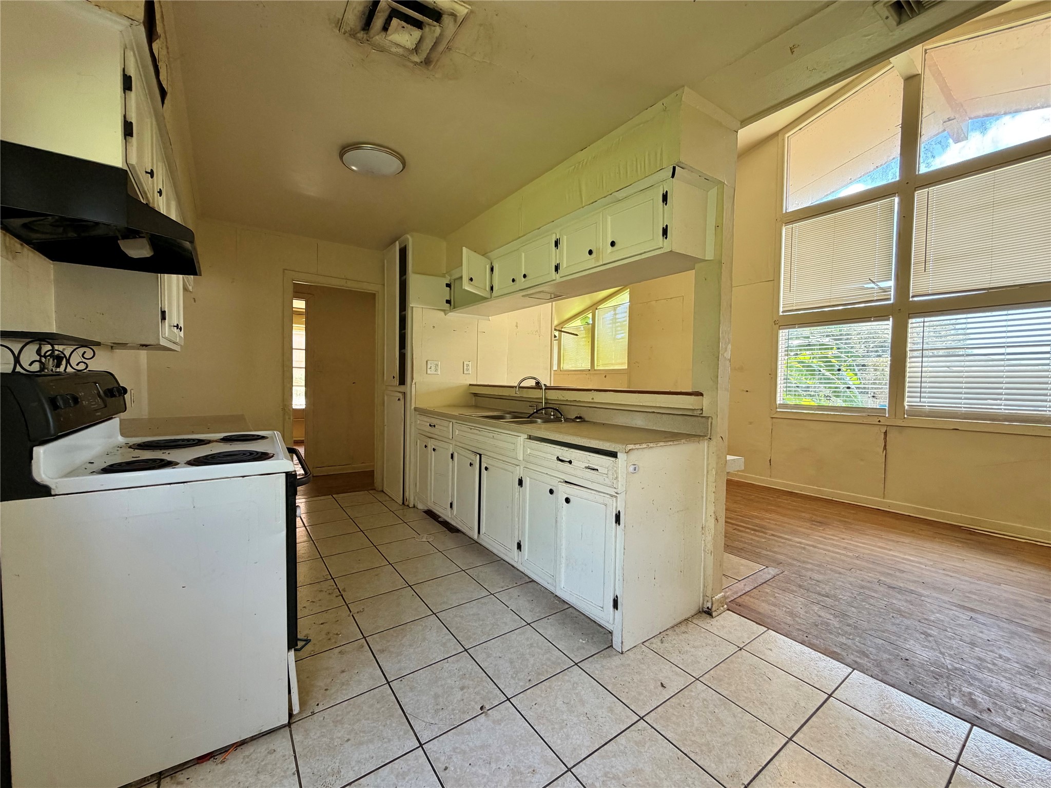 1818 W 11th Street Property Photo 8