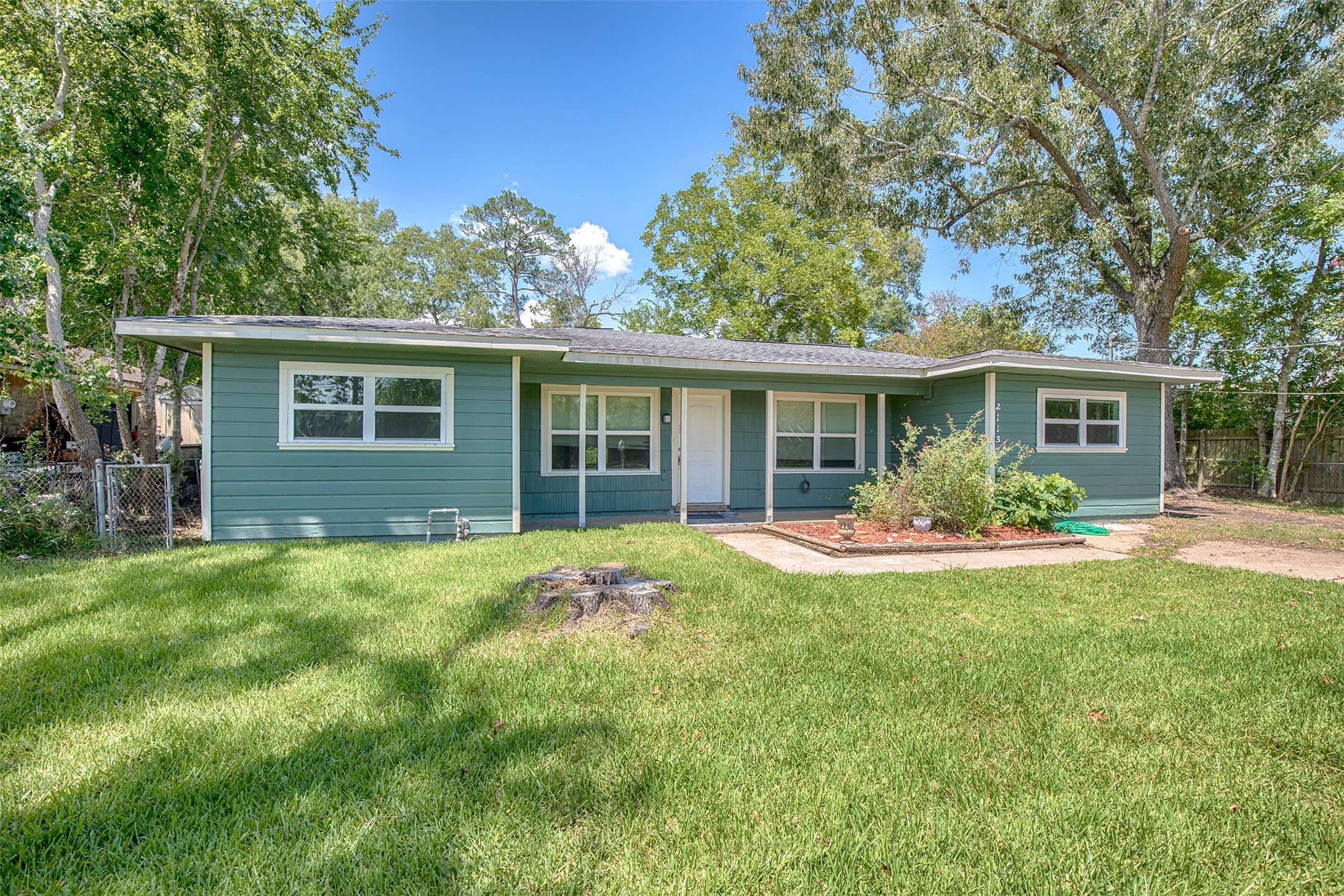 2113 Holly Drive Property Photo 1