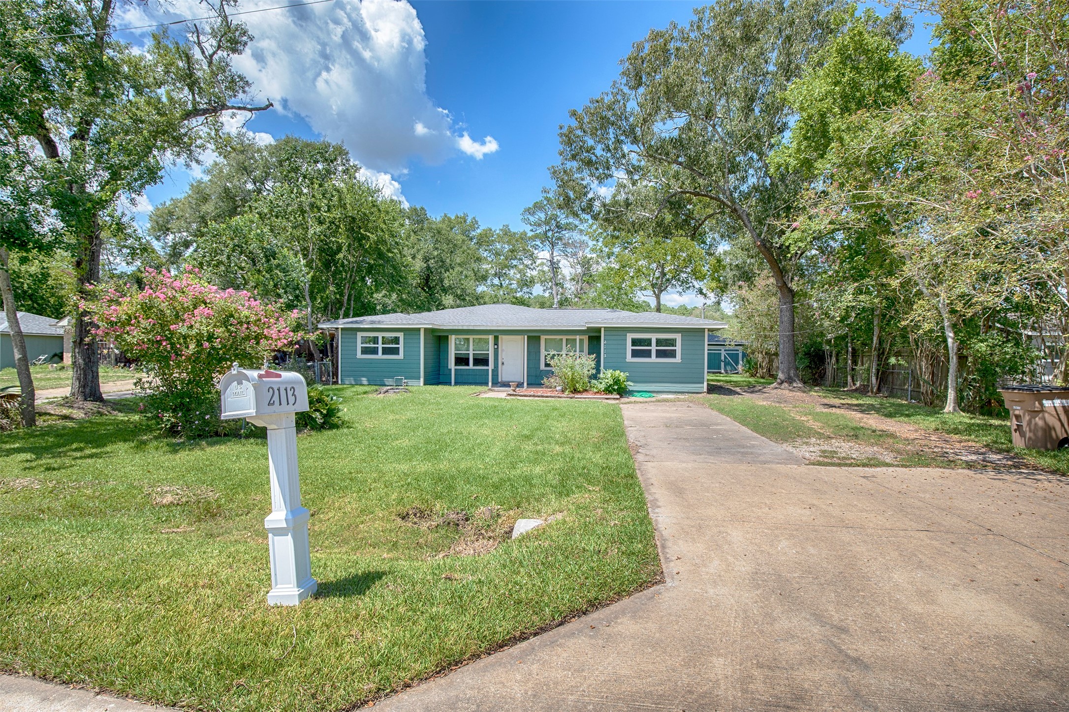 2113 Holly Drive Property Photo 2