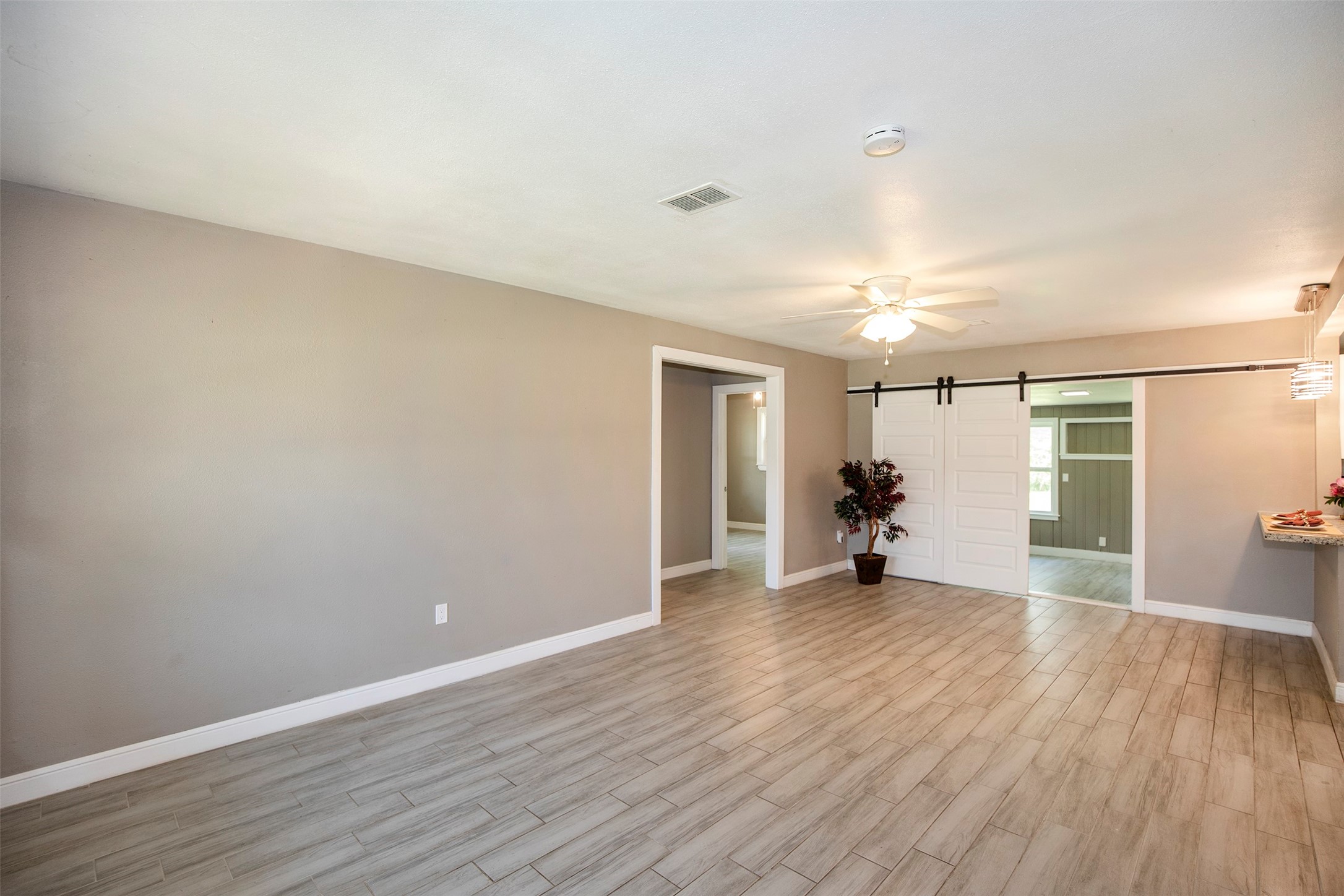 2113 Holly Drive Property Photo 5