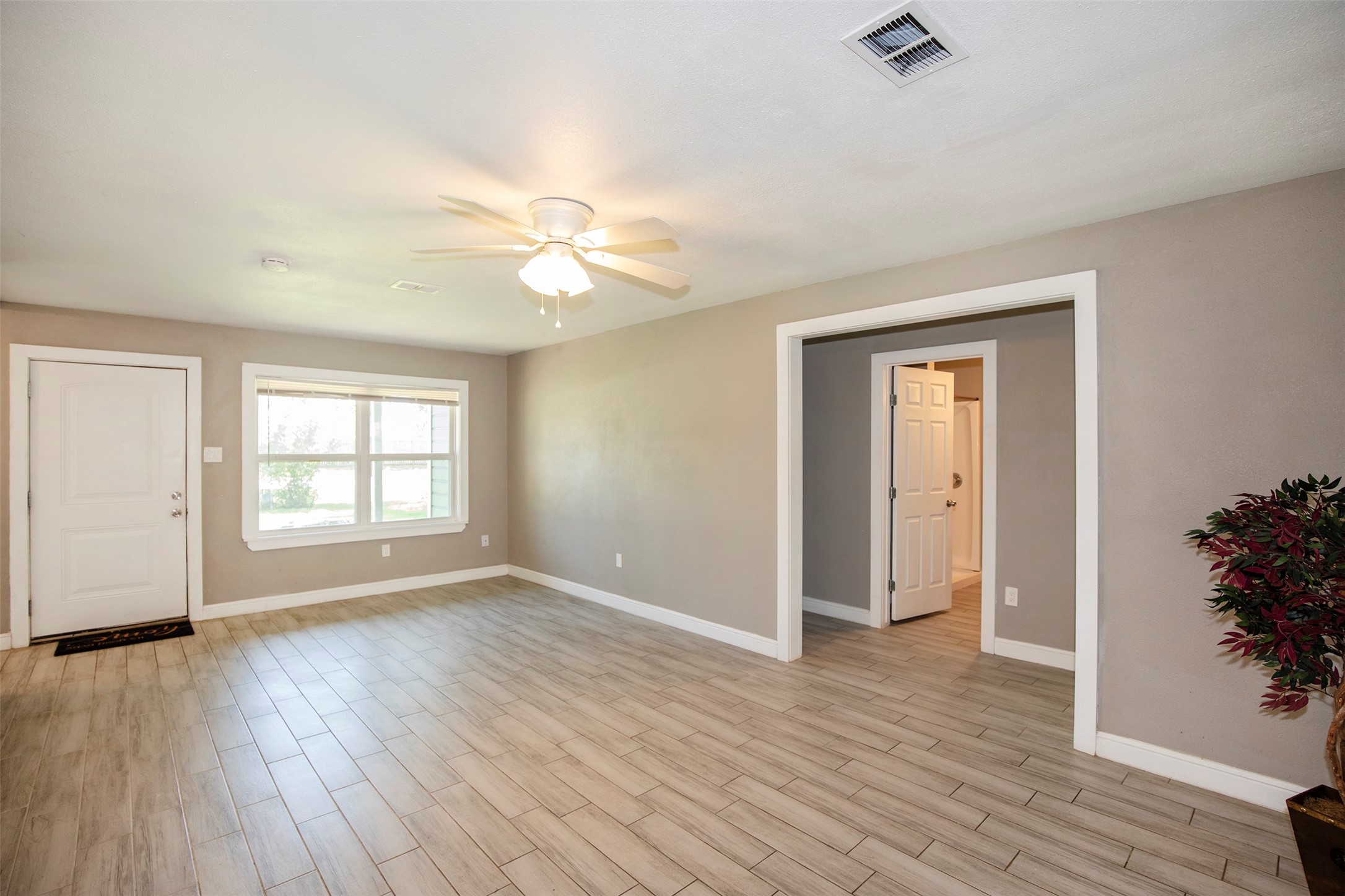 2113 Holly Drive Property Photo 6