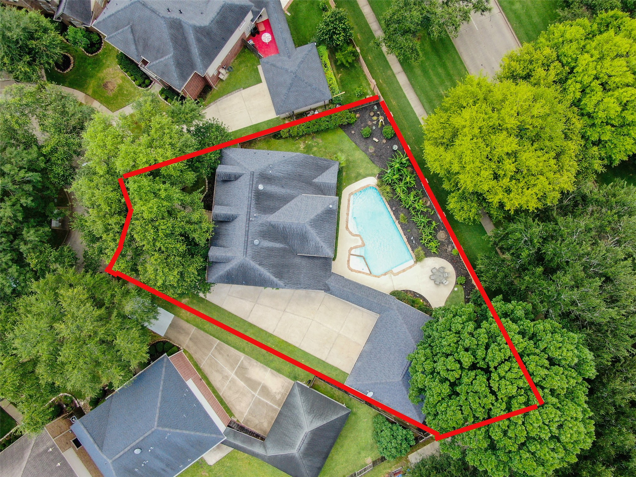 1303 Red Oak Court Property Photo 2