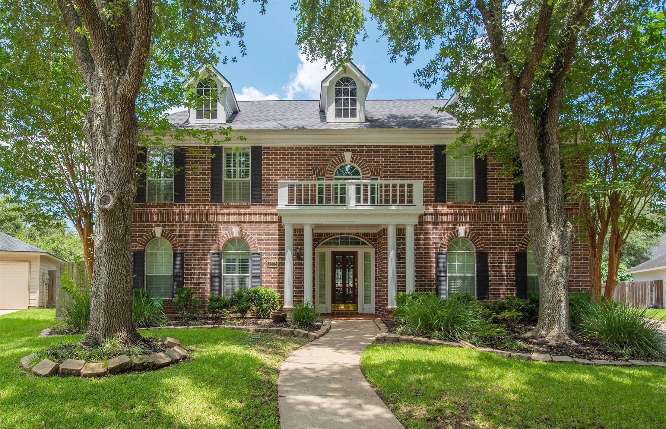 1303 Red Oak Court Property Photo 4