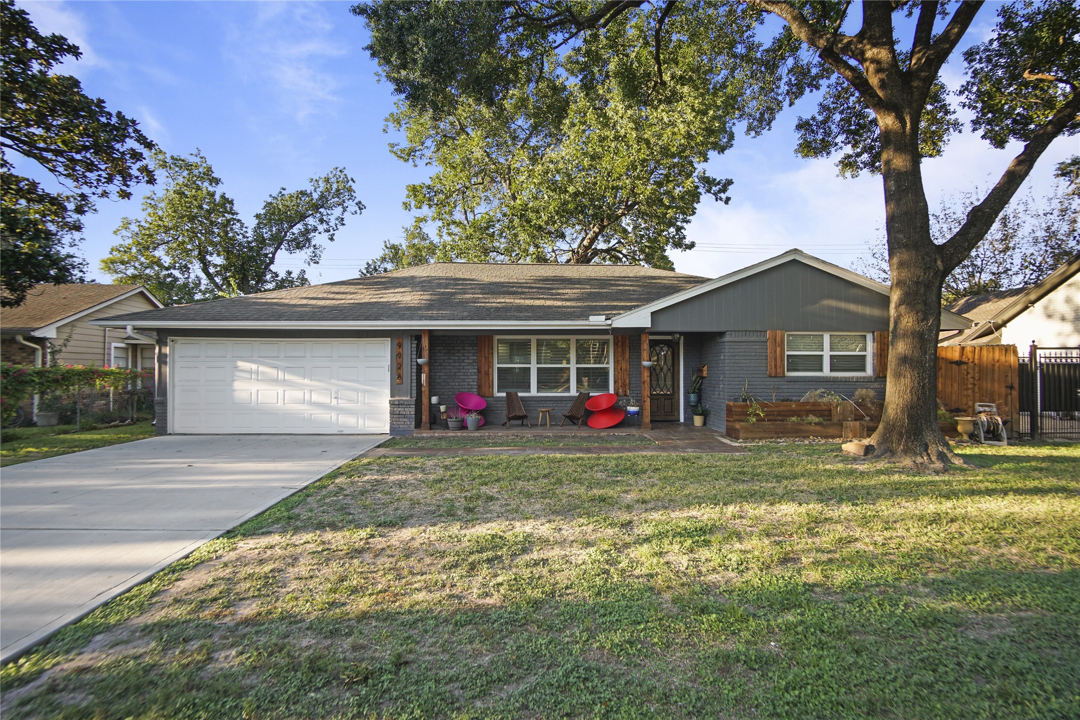 9928 Westview Drive Property Photo 1
