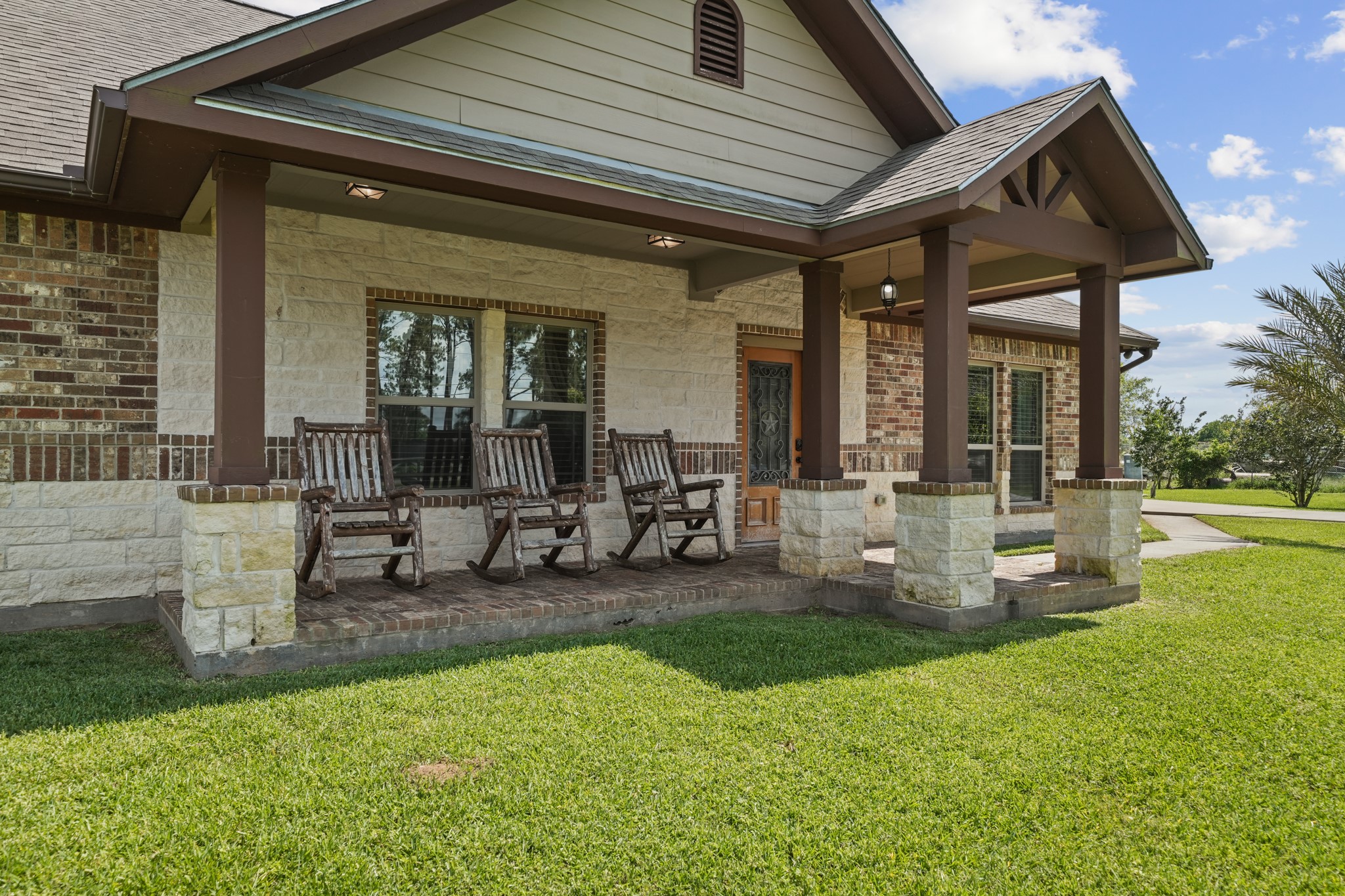 11021 32nd Street Property Photo 2