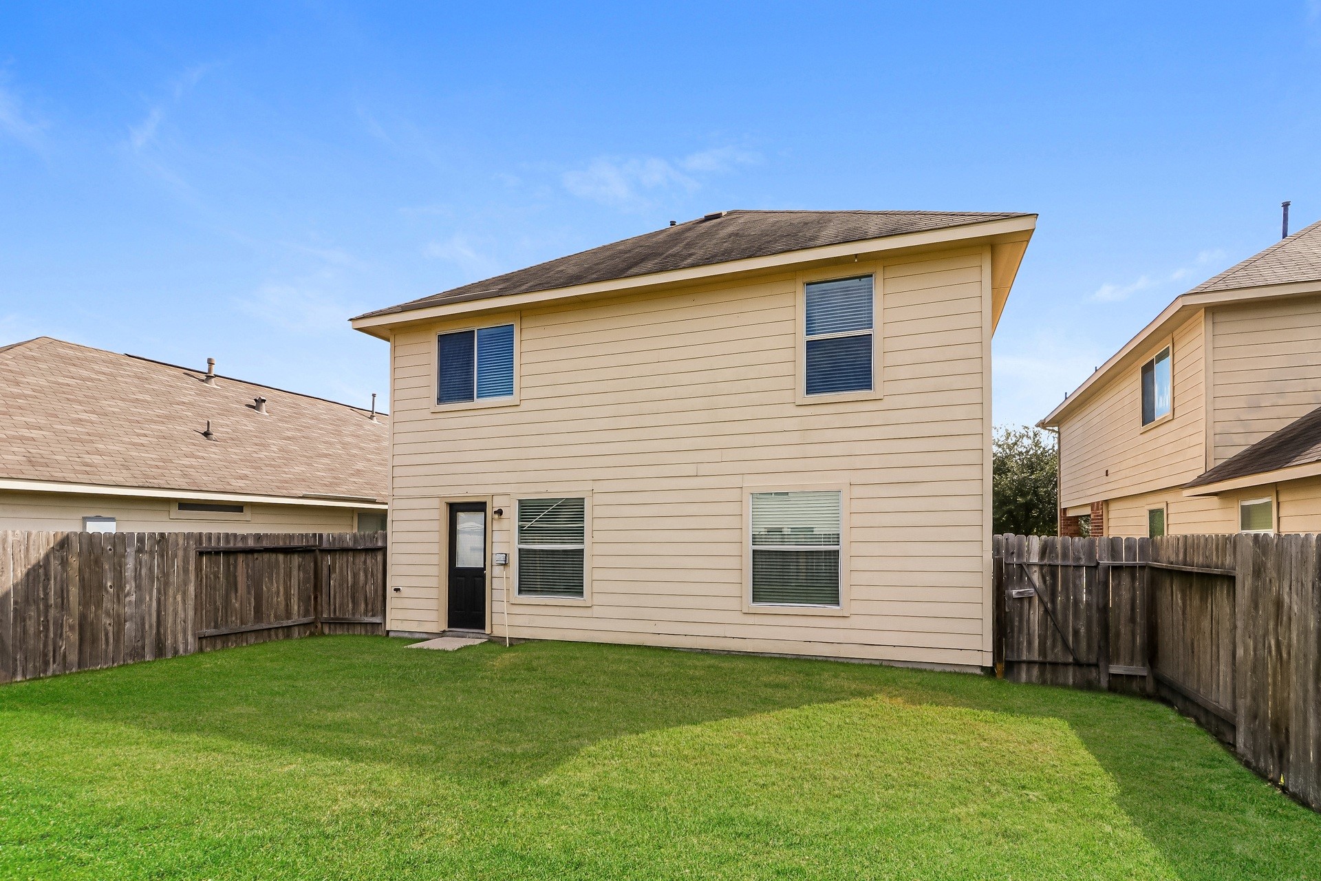 5523 Latta Plantation Drive Property Photo 3
