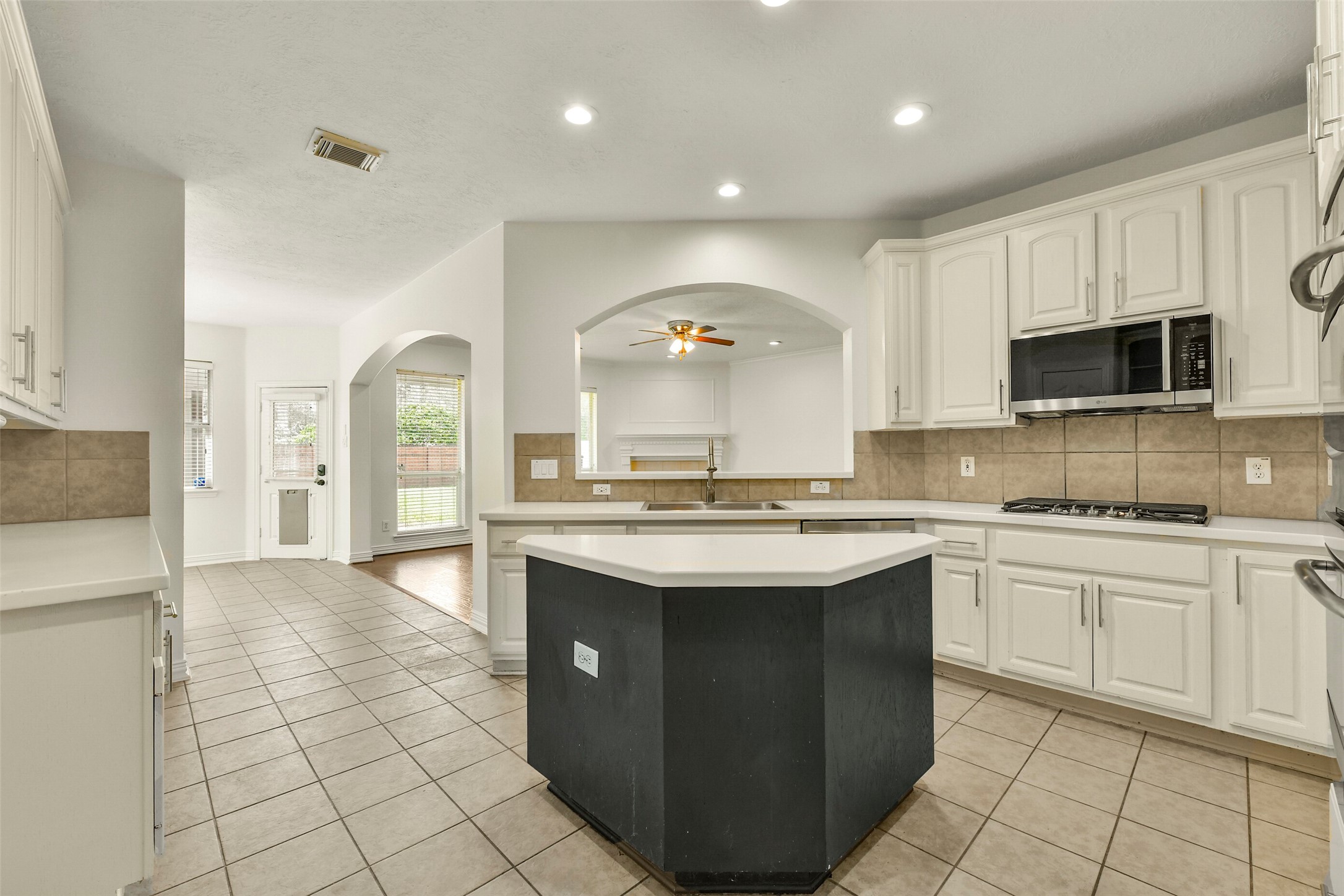 2806 Capecrest Drive Property Photo 7