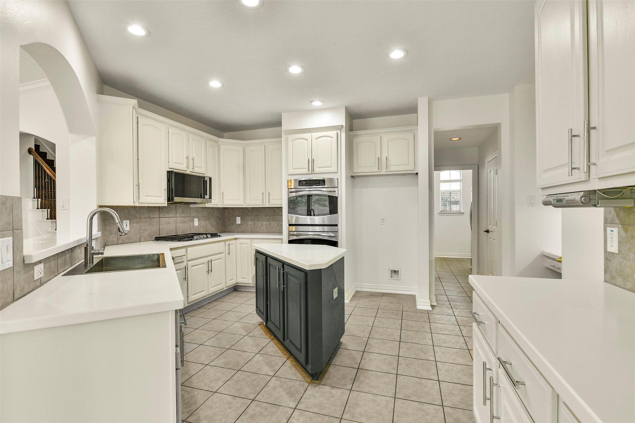 2806 Capecrest Drive Property Photo 8