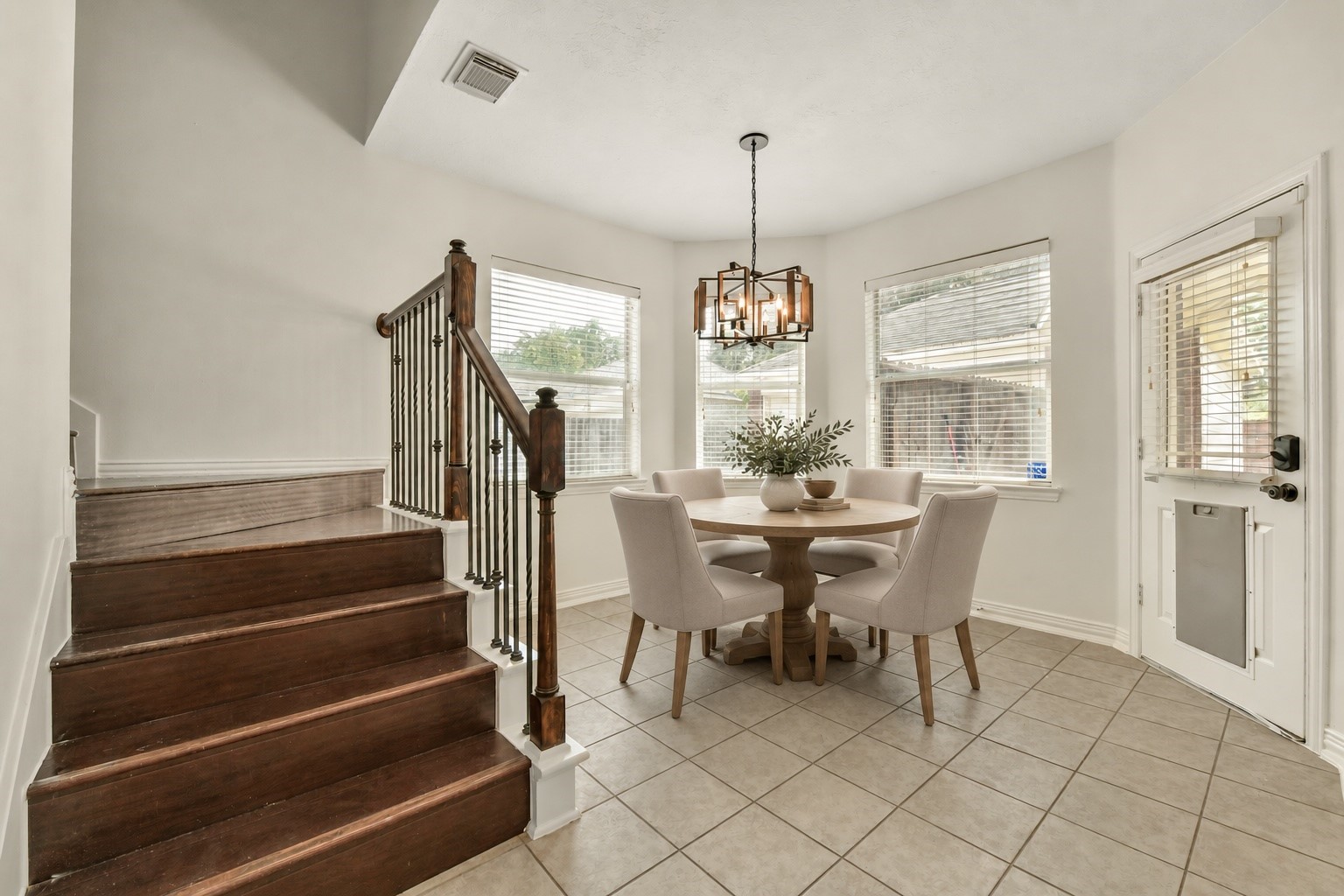 2806 Capecrest Drive Property Photo 9